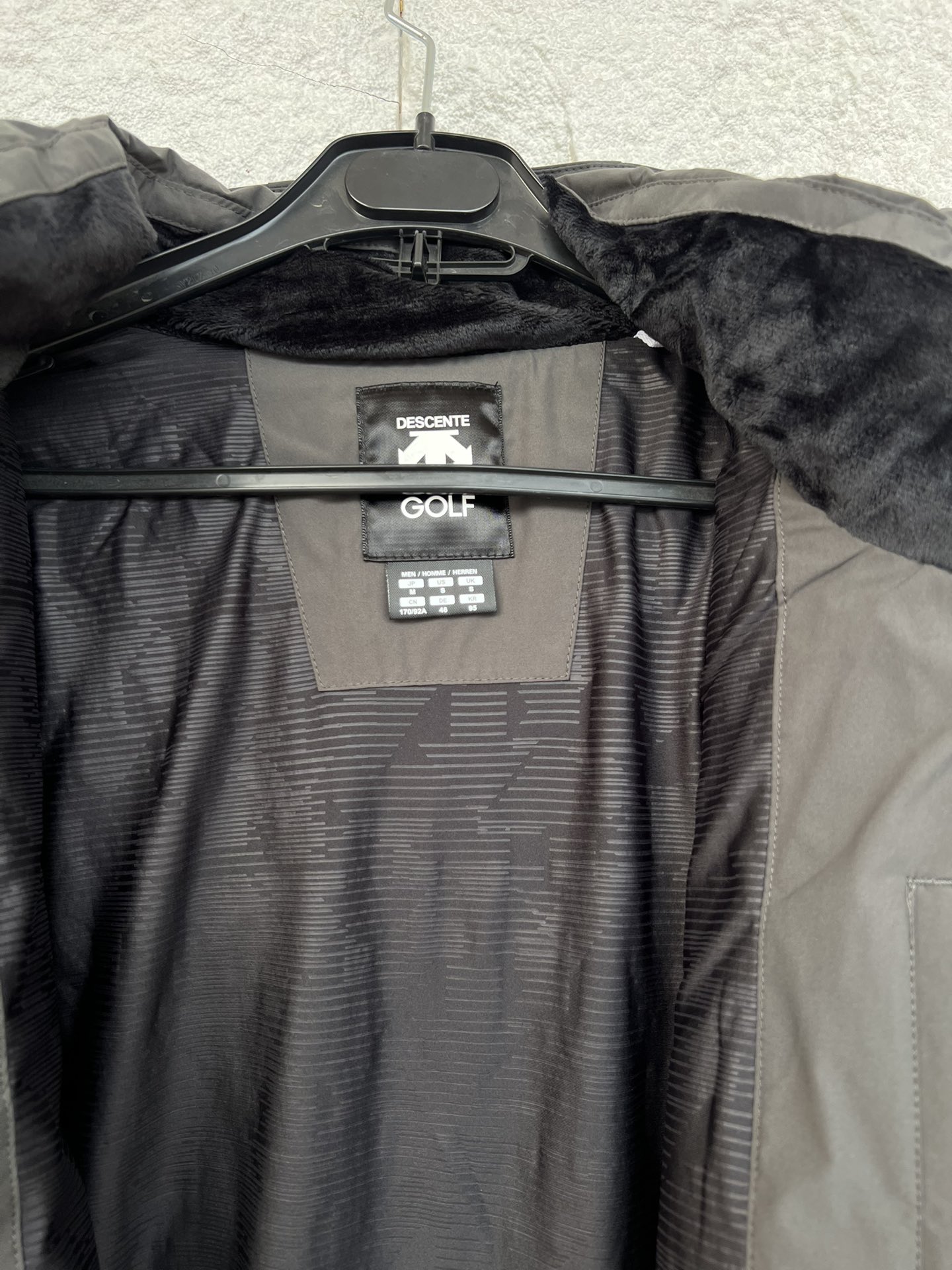 385💰（编号021）
90鹅绒！！！出口韩国柜台订单
正品 golf 系列鹅绒轻薄羽绒服
中长款设计帽子可拆卸 90鹅绒

不挑人  饱满质感 穿着没有厚重感 主打轻盈感~

颜色黑色  绿灰色

尺码95-100-105-110

95肩宽39胸围120衣长72

100肩宽41胸围124衣长74

105肩宽43胸围128衣长76

110肩宽45胸围132衣长78