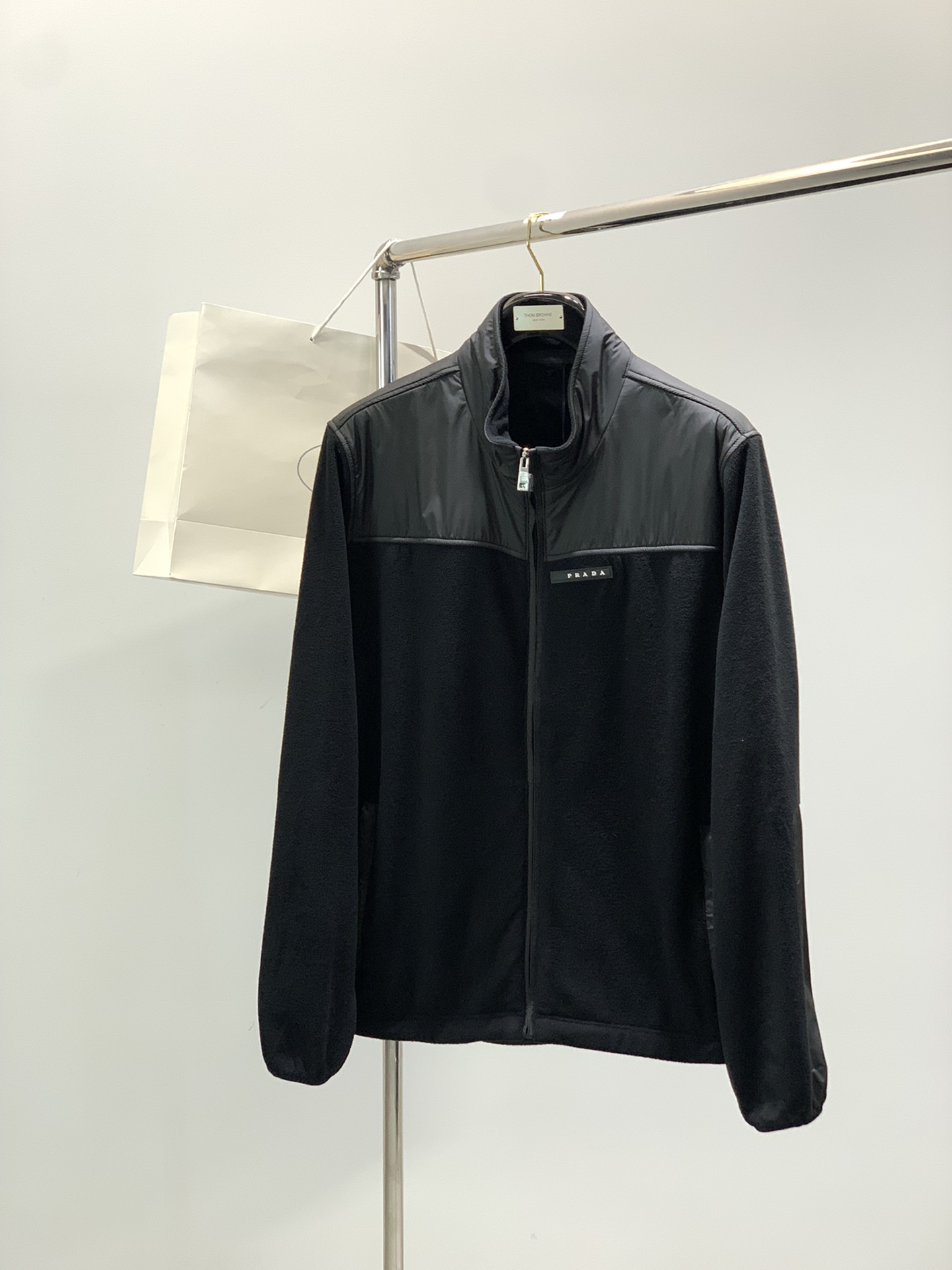 NO:725634,Years later,,Prada stand collar black fleece sweatshirt size M-2XL M size L19860909年后,,普拉达 立领黑色抓绒卫衣 尺码M-2XL M码L XLXXL 衣长 707274 76 肩宽 485052 53 胸围117 121 126131 袖长65 66 6768,,prada,hoodie,sweatshirts,,Men's clothing