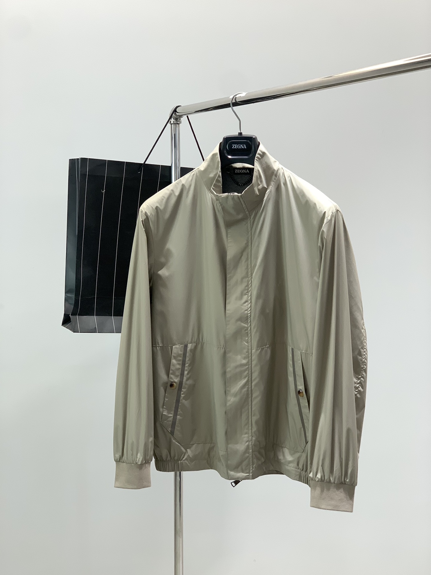 NO:703330,, ZEGNA’s new stand-up collar zipper jacket. Fabric composition: polyester fiber. Fabric information:  The fabric is made of high-count, dense nylon polyester raw materials; it has strong recovery ability, is easy to care for and is not easy to deform. The fabric is soft overall and can be worn as thin as a light wing. It is also windproof and breathable. The thread lining is made of two-color splicing. Small details reflect the quality of the clothes. The pocket leather strips are spliced and decorated with custom horn four-button buttons. The whole dress is simple but not simple, and the small details make the whole dress more refined.  Style: Casual stand-up collar jacket, a simple and wearable stand-up collar jacket made of functional fabrics. The stand-up collar design can easily cope with seasonal temperature changes. The simple and neat lines are more inclusive. It can be easily used for rest or business, meeting the style needs of leisure and business. Size M-3XL Size M LXL XXLXXXL Length 66 68 70 72 74 Bust 57 59 61 63 65 Shoulder width 49  50 51 53 54 Sleeve length 606263 65 66 *All dimensions are measured manually, there may be a 1 cm error in the actual product. Unit: cm,, jackets & coats,19860909,ZEGNA新款立领拉链夹克 面料成份:聚酯纤维 面料信息: 面料采用高支紧密的尼龙涤纶原材料制做成；恢复能力较强,易于打理不易变形,面料整体柔软,穿着薄如轻翼,并且做了防风工艺和拥有透气的性能,螺纹内里采用双色拼接,小细节体现衣服的品质感,口袋皮条拼接定制牛角四合扣装饰,整件衣服简约不简单,小小的细节凸显整件衣服更精致 版型:休闲立领夹克,以功能面料演绎简洁穿1的立领夹克,立领设计自如应对换季气温变化,简约利落的线条呈现更具有包容性,易可休息易可商务,满足了休闲和商务的风格需求 尺码M-3XL 尺码M LXL XXLXXXL 衣长66 68 70 72 74 胸围57 59 61 63 65 肩宽49 50 51 53  54 袖长606263 65  66 *各项尺寸均手工测量,实物可能存在1厘米误差单位:厘米,,jackets & coats,,Men's clothing