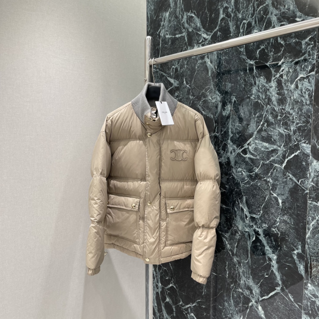 CE 25秋冬新款 撞色针织领羽绒外套 领口的撞色针织设计 宽松无袖廓形对各种身形友好，既能轻松叠穿在毛