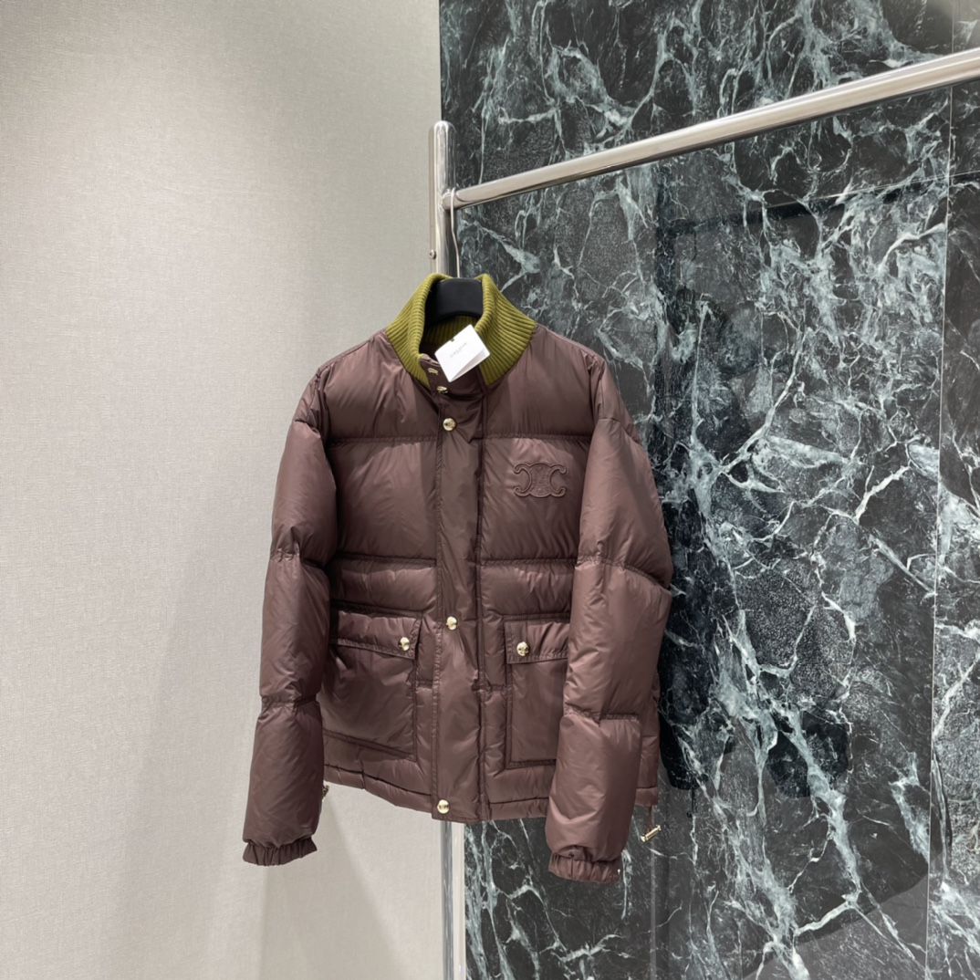 CE 25秋冬新款 撞色针织领羽绒外套 领口的撞色针织设计 宽松无袖廓形对各种身形友好，既能轻松叠穿在毛