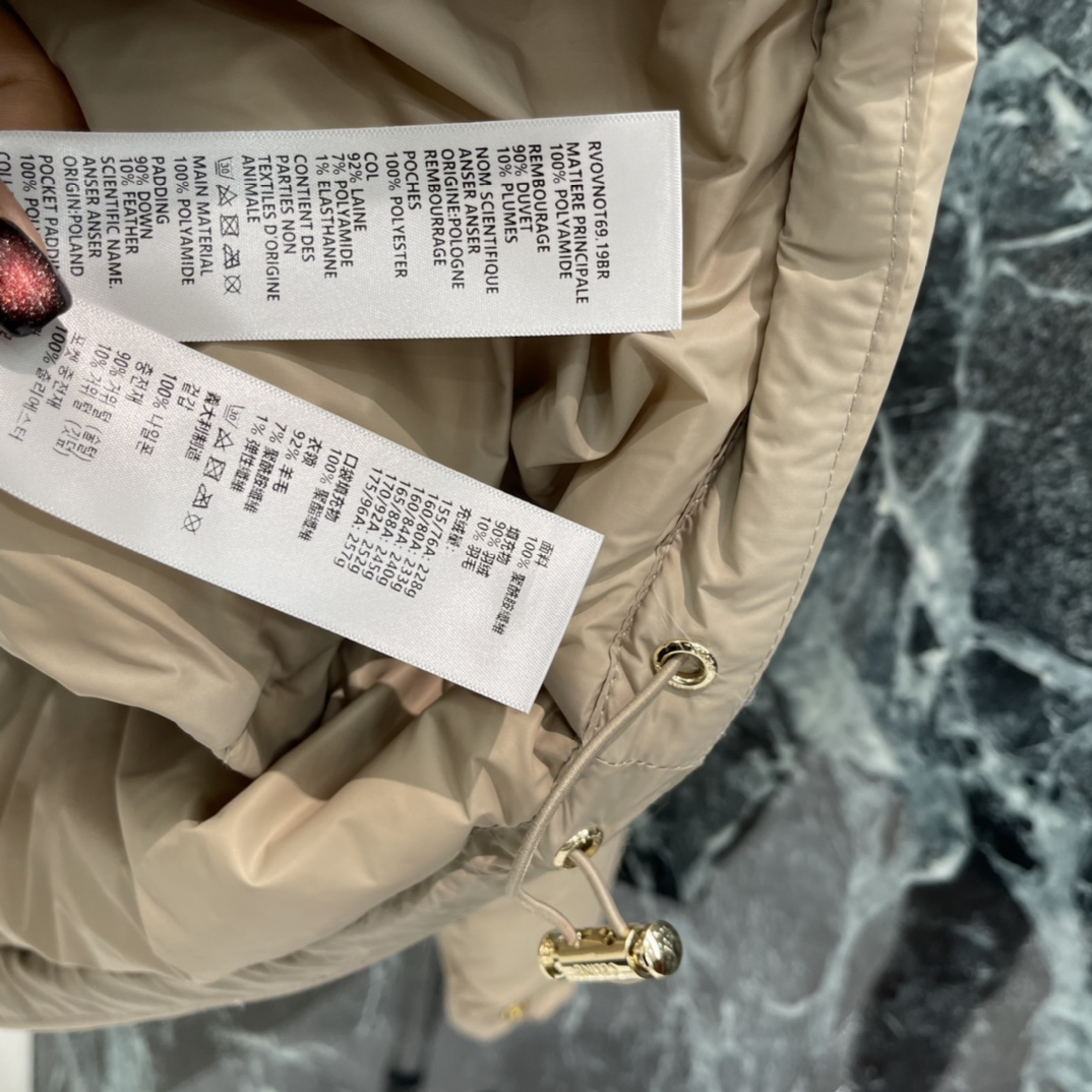 CE 25秋冬新款 撞色针织领羽绒外套 领口的撞色针织设计 宽松无袖廓形对各种身形友好，既能轻松叠穿在毛