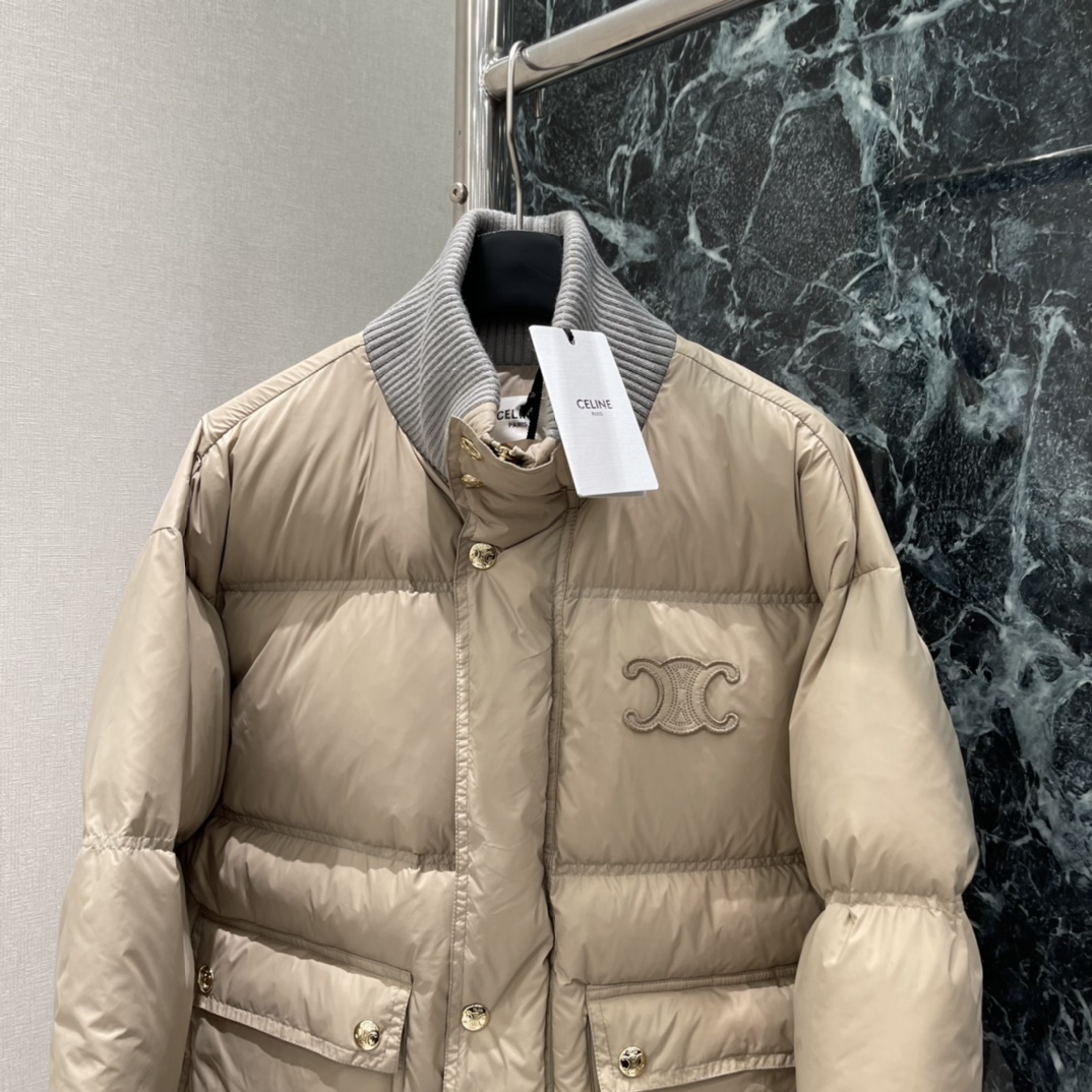 CE 25秋冬新款 撞色针织领羽绒外套 领口的撞色针织设计 宽松无袖廓形对各种身形友好，既能轻松叠穿在毛