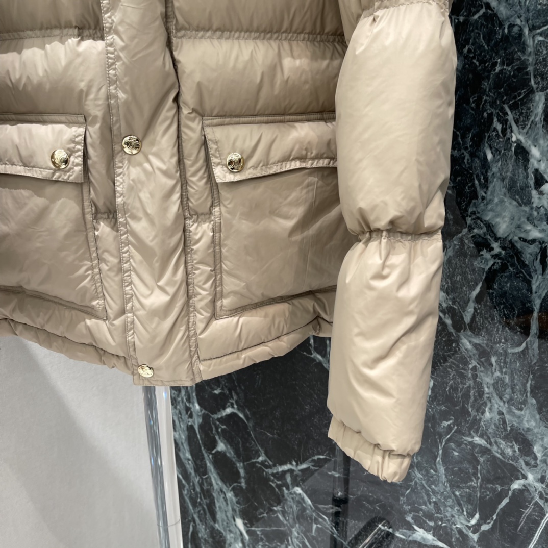 CE 25秋冬新款 撞色针织领羽绒外套 领口的撞色针织设计 宽松无袖廓形对各种身形友好，既能轻松叠穿在毛