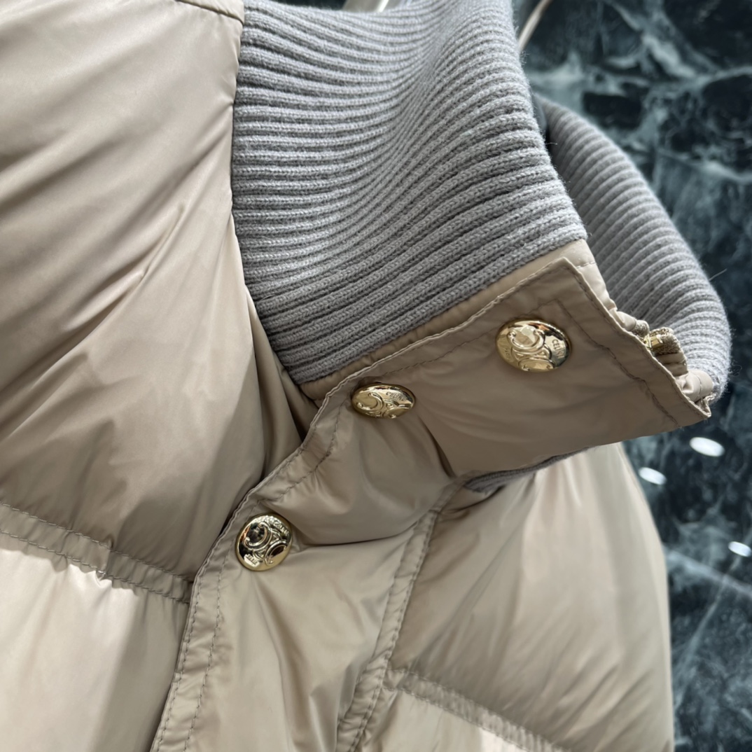 CE 25秋冬新款 撞色针织领羽绒外套 领口的撞色针织设计 宽松无袖廓形对各种身形友好，既能轻松叠穿在毛