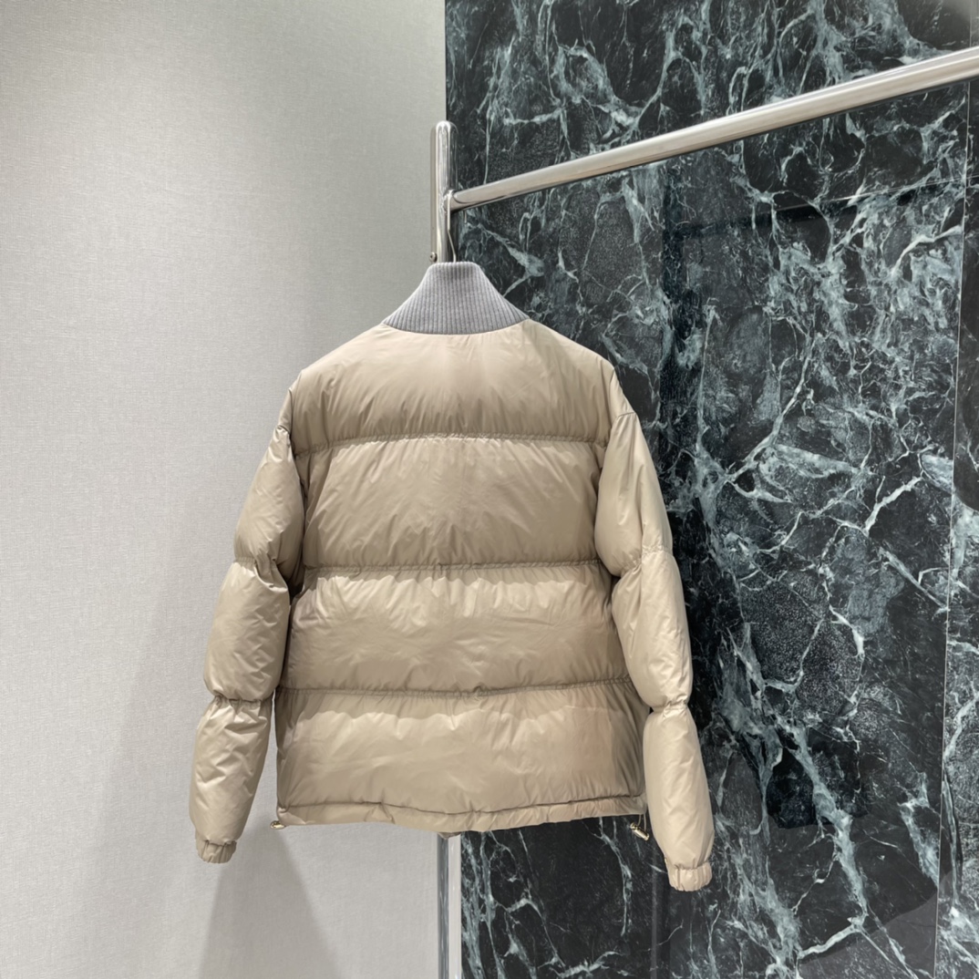 CE 25秋冬新款 撞色针织领羽绒外套 领口的撞色针织设计 宽松无袖廓形对各种身形友好，既能轻松叠穿在毛