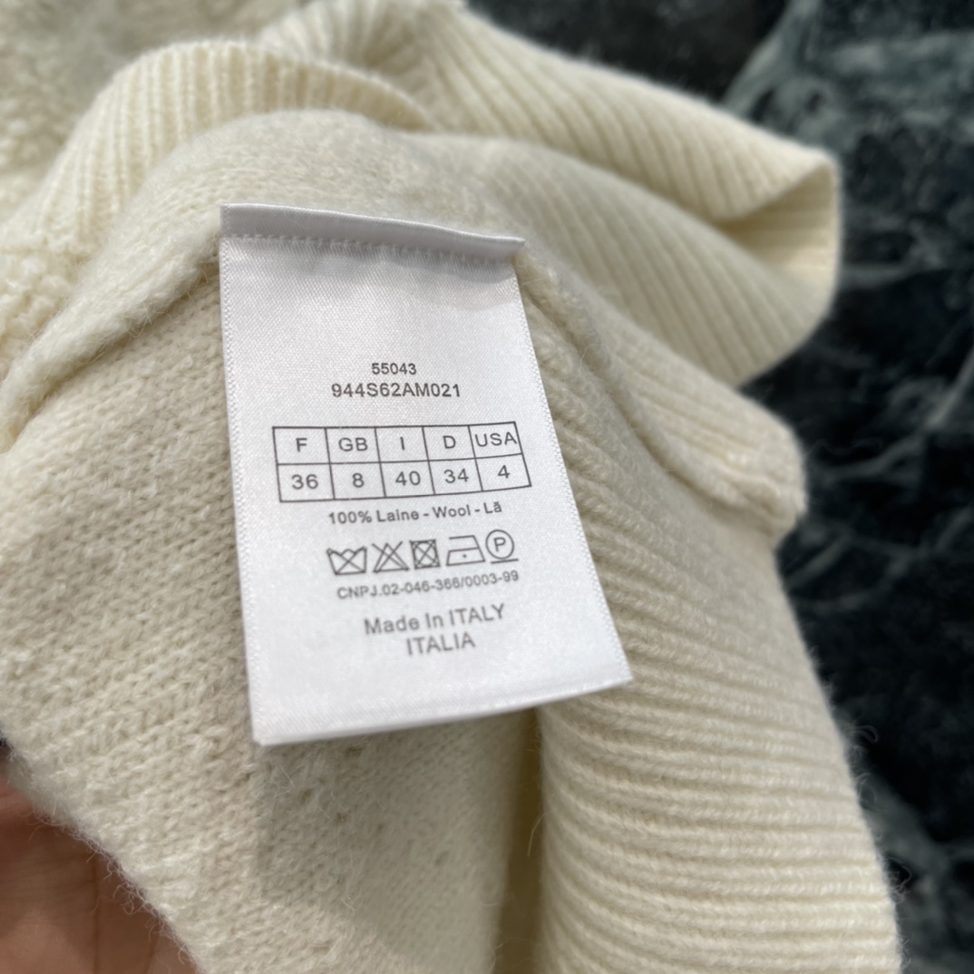 Ｄ家 25秋冬新款 刺绣针织开衫后背“CHRISTIAN DIO”字样➕星形刺绣，搭配经典老花图案，品牌