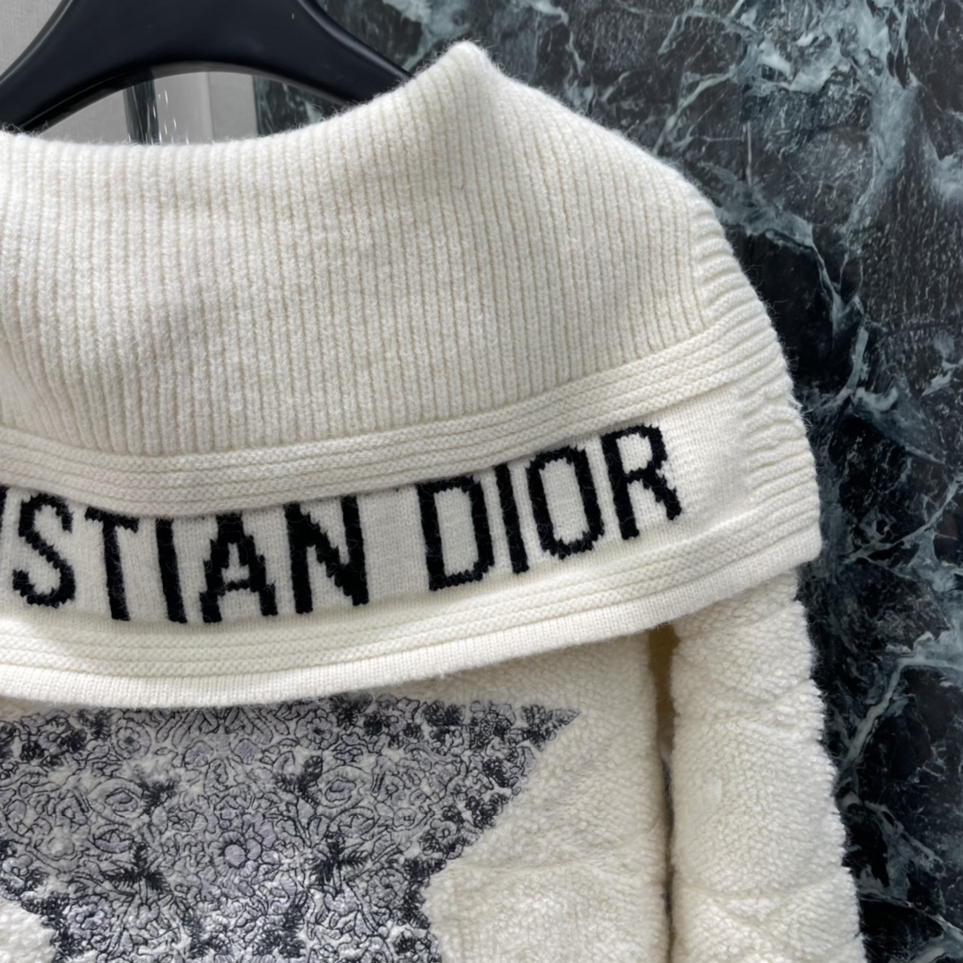 Ｄ家 25秋冬新款 刺绣针织开衫后背“CHRISTIAN DIO”字样➕星形刺绣，搭配经典老花图案，品牌
