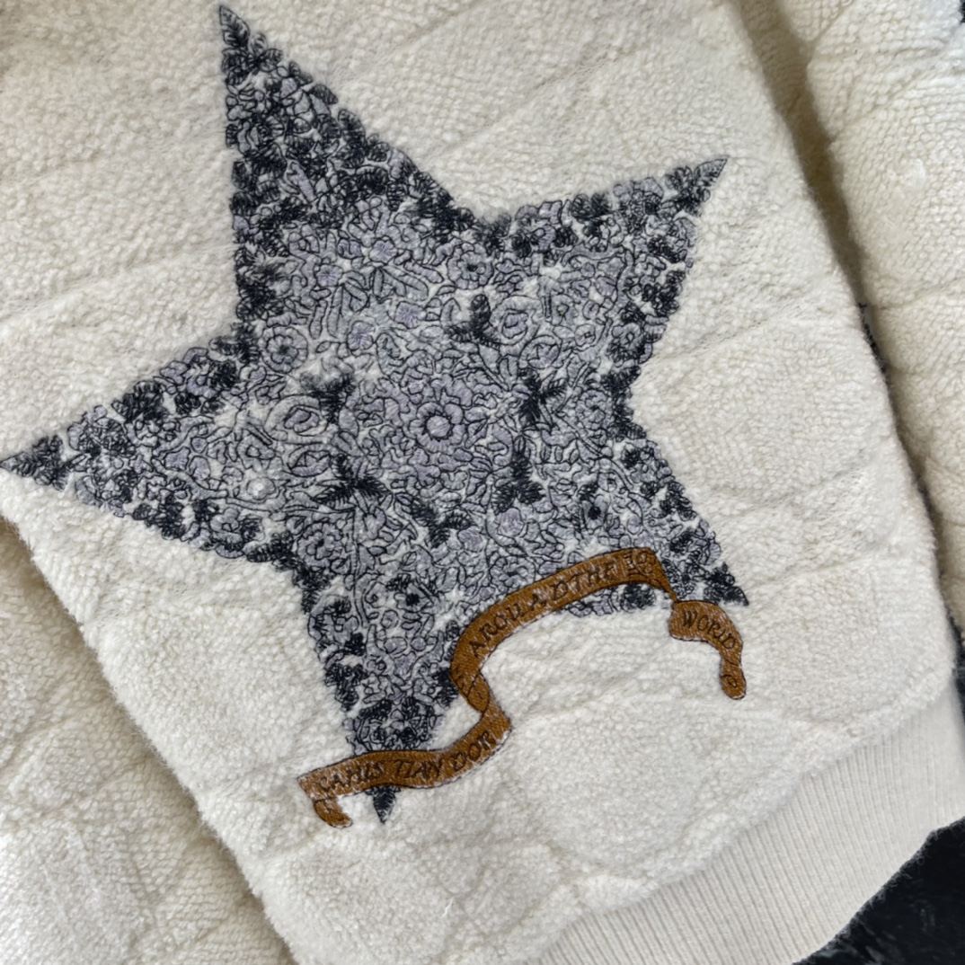 Ｄ家 25秋冬新款 刺绣针织开衫后背“CHRISTIAN DIO”字样➕星形刺绣，搭配经典老花图案，品牌