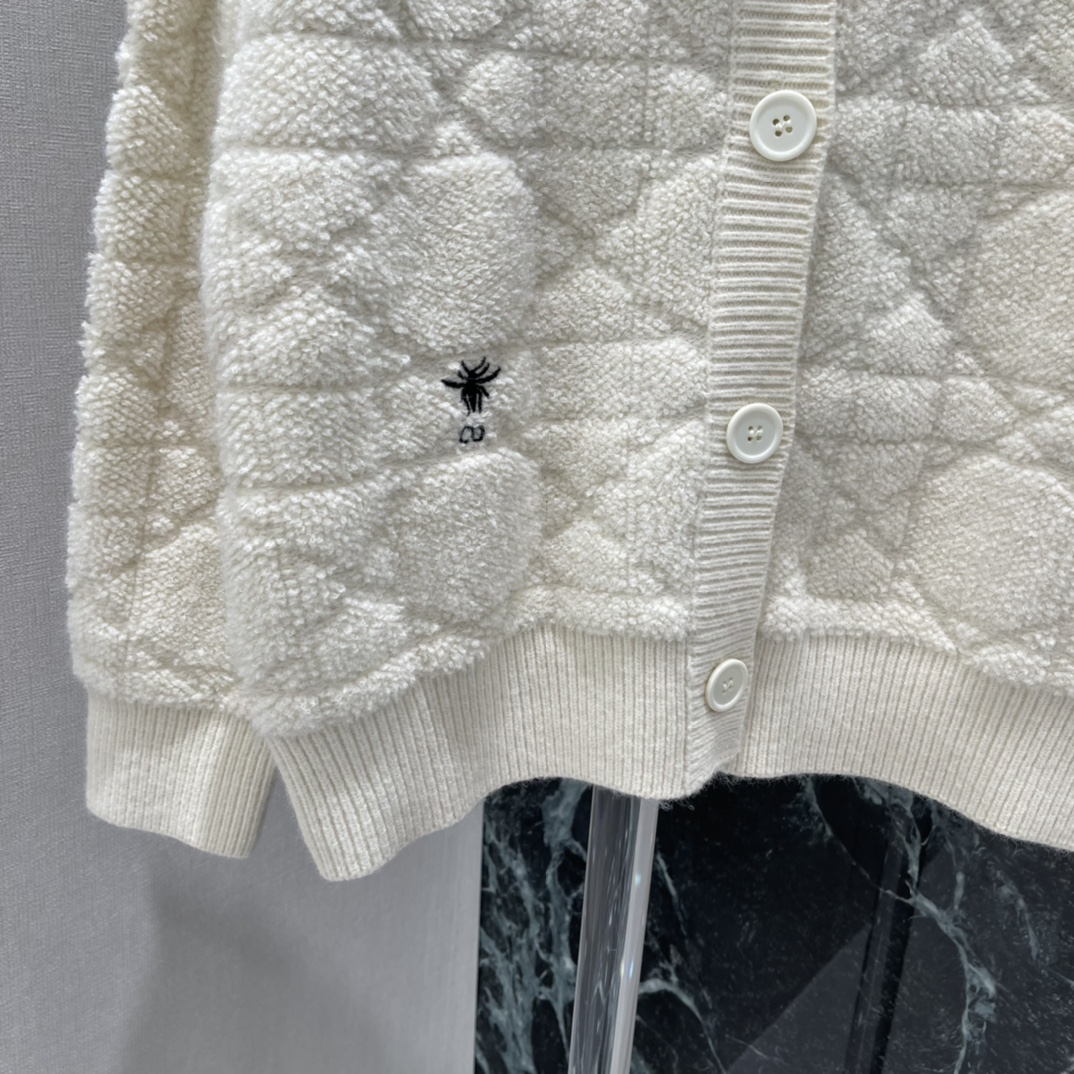 Ｄ家 25秋冬新款 刺绣针织开衫后背“CHRISTIAN DIO”字样➕星形刺绣，搭配经典老花图案，品牌