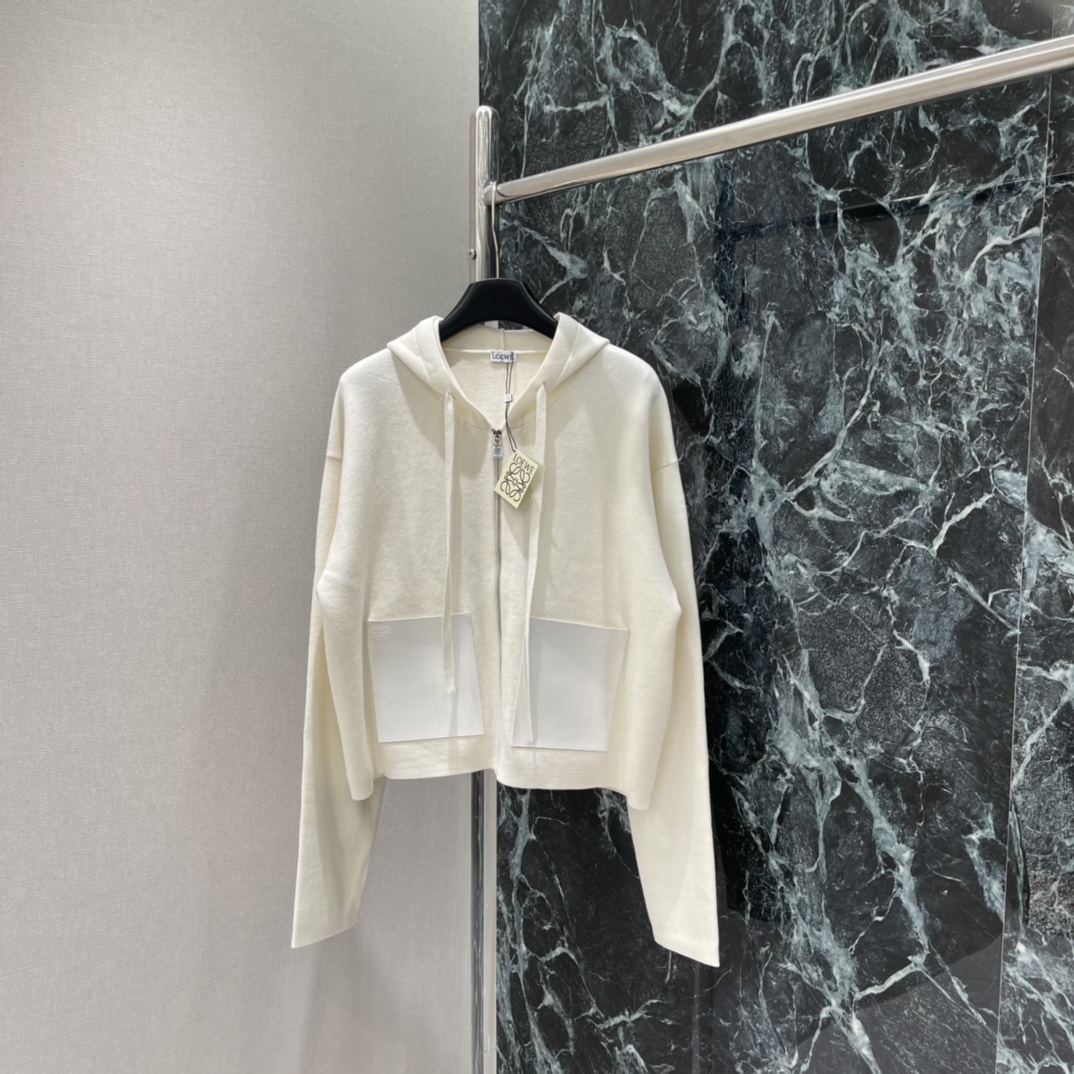 罗意威 25秋冬新款 拉链针织外套 两侧牛皮口袋+压印Logo，低调有质感封。短款拉链设计 通勤休闲都能