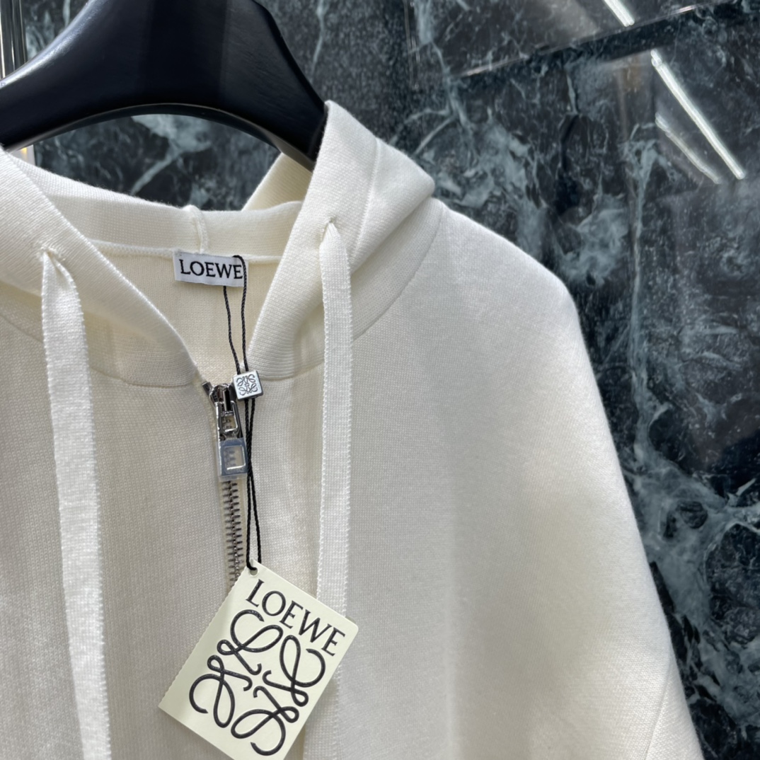 罗意威 25秋冬新款 拉链针织外套 两侧牛皮口袋+压印Logo，低调有质感封。短款拉链设计 通勤休闲都能