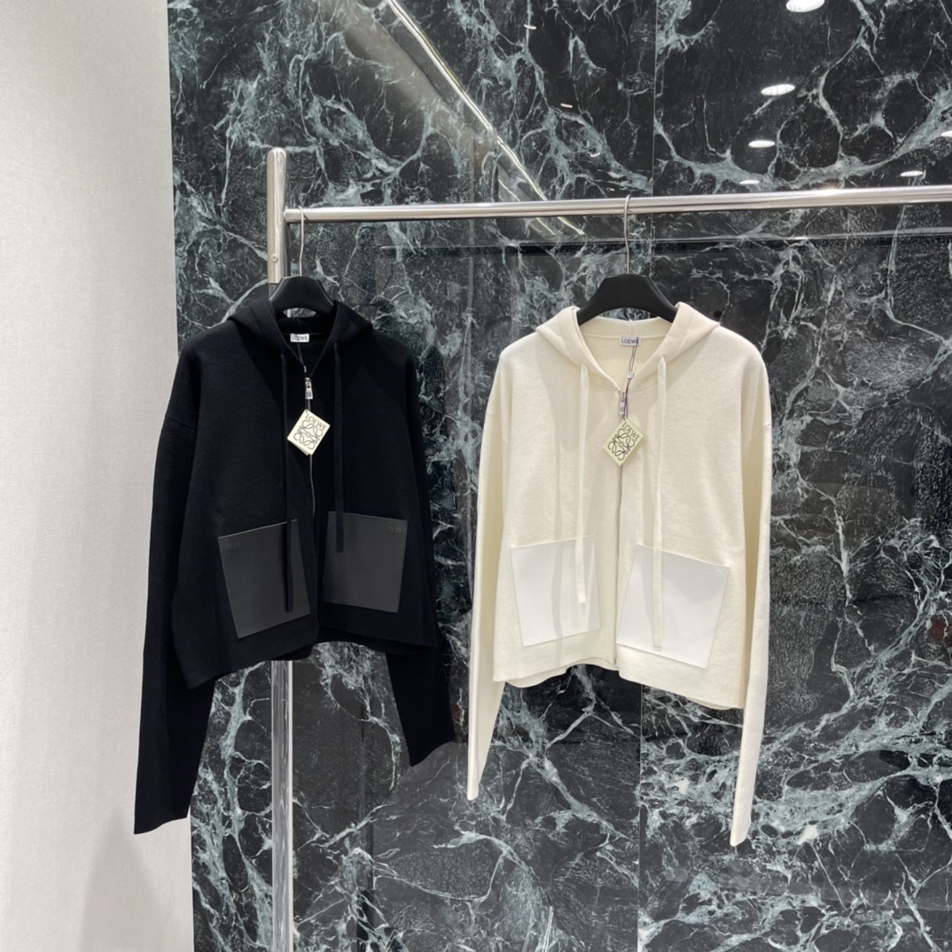 罗意威 25秋冬新款 拉链针织外套 两侧牛皮口袋+压印Logo，低调有质感封。短款拉链设计 通勤休闲都能