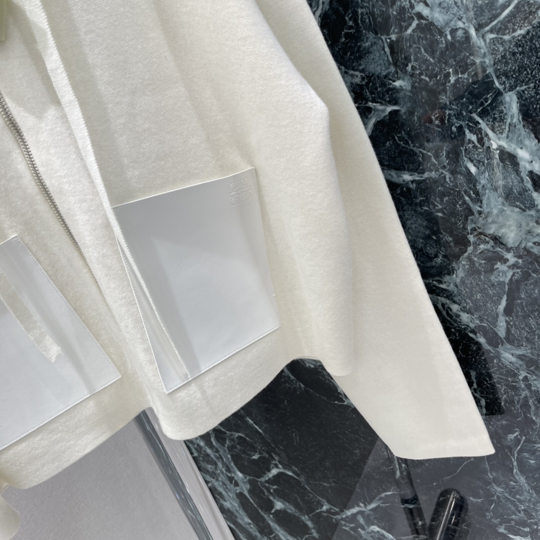 罗意威 25秋冬新款 拉链针织外套 两侧牛皮口袋+压印Logo，低调有质感封。短款拉链设计 通勤休闲都能