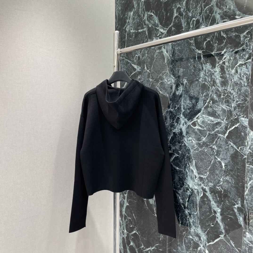 罗意威 25秋冬新款 拉链针织外套 两侧牛皮口袋+压印Logo，低调有质感封。短款拉链设计 通勤休闲都能