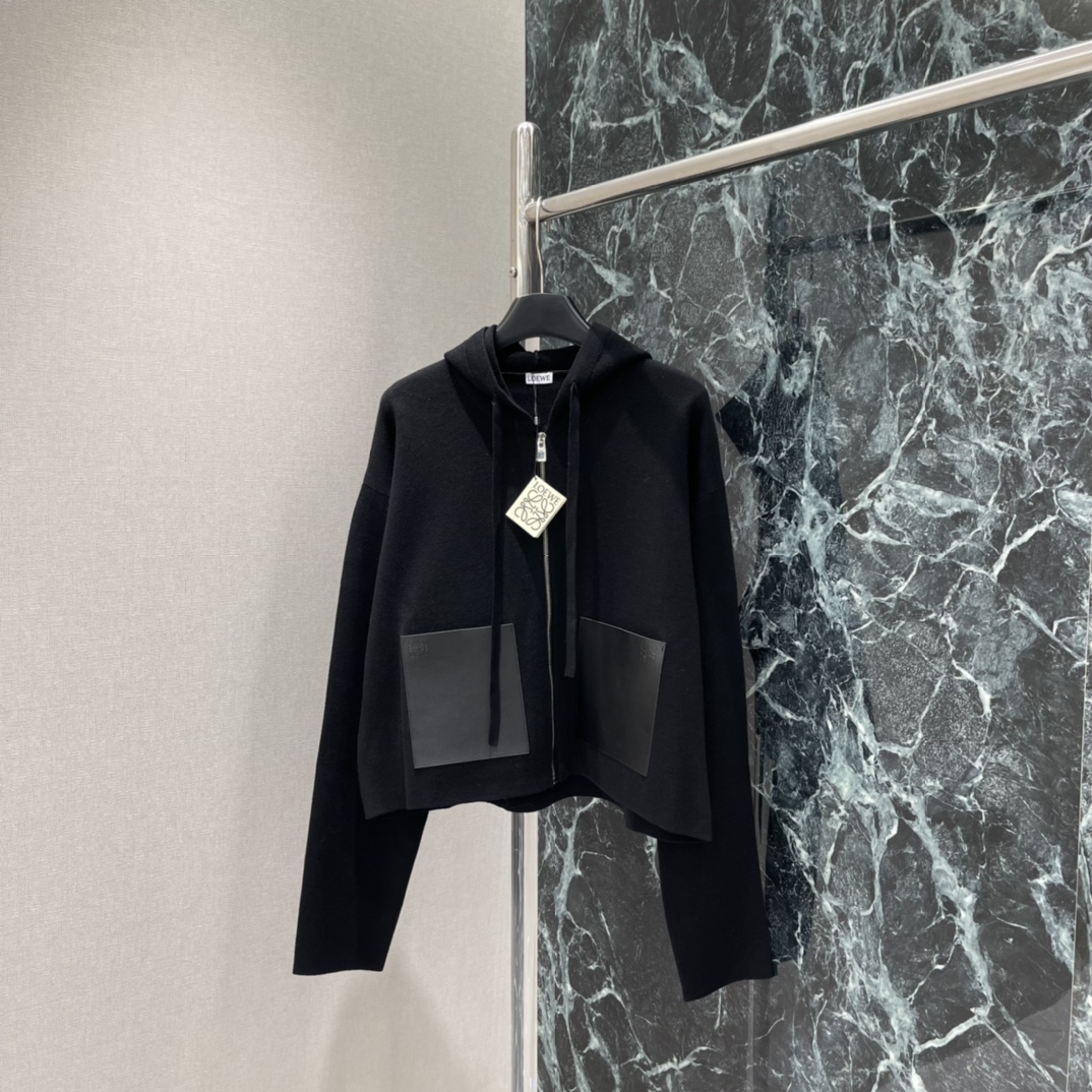 罗意威 25秋冬新款 拉链针织外套 两侧牛皮口袋+压印Logo，低调有质感封。短款拉链设计 通勤休闲都能