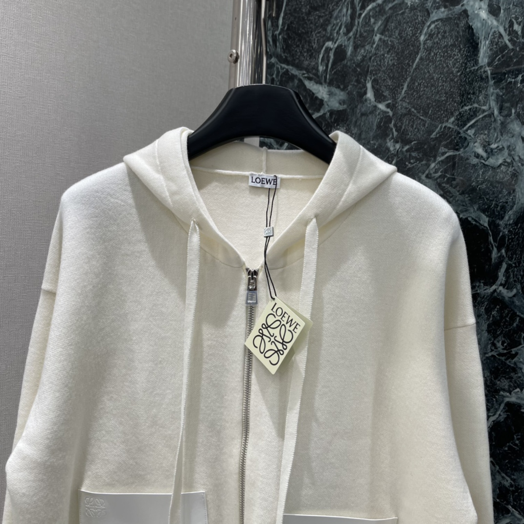 罗意威 25秋冬新款 拉链针织外套 两侧牛皮口袋+压印Logo，低调有质感封。短款拉链设计 通勤休闲都能