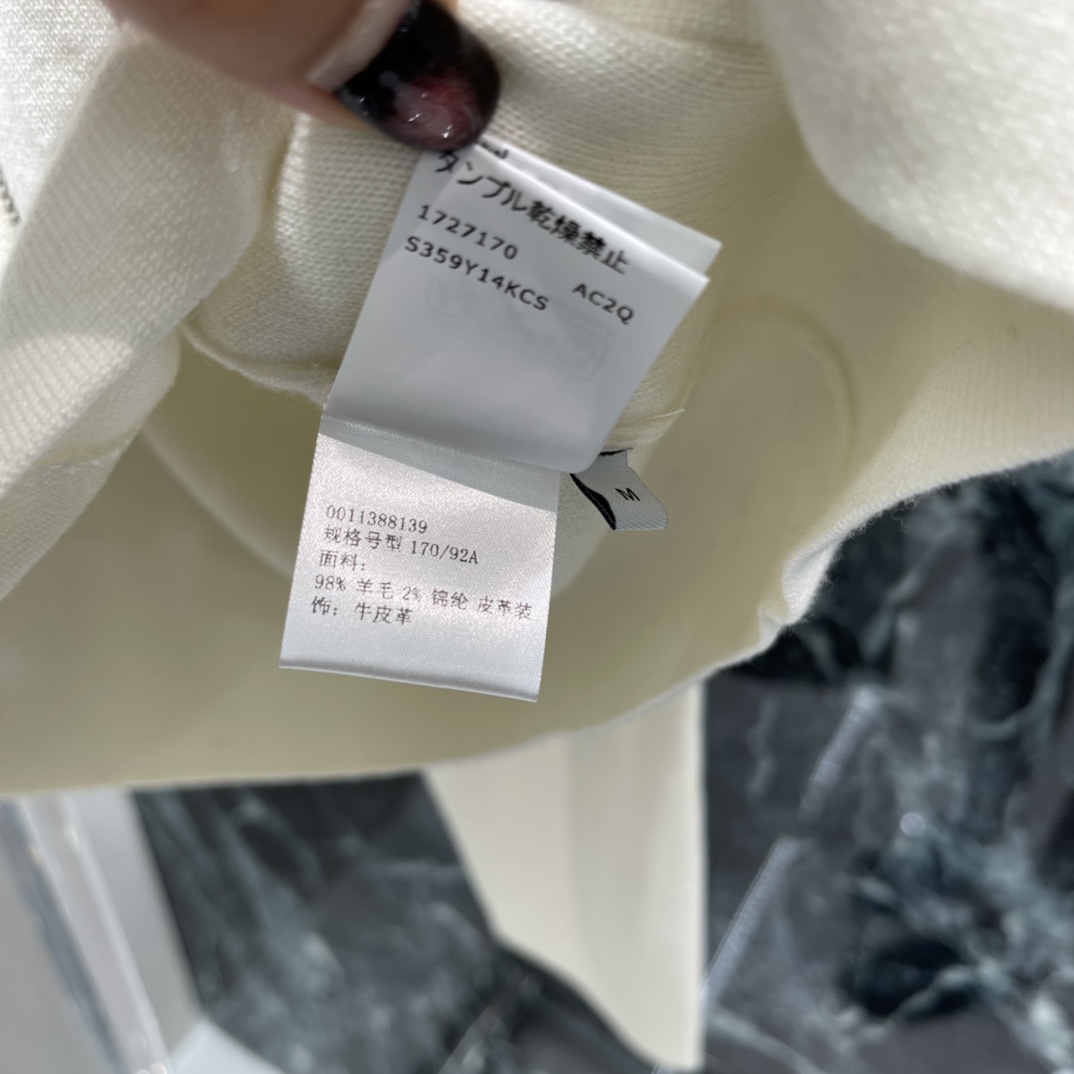 罗意威 25秋冬新款 拉链针织外套 两侧牛皮口袋+压印Logo，低调有质感封。短款拉链设计 通勤休闲都能