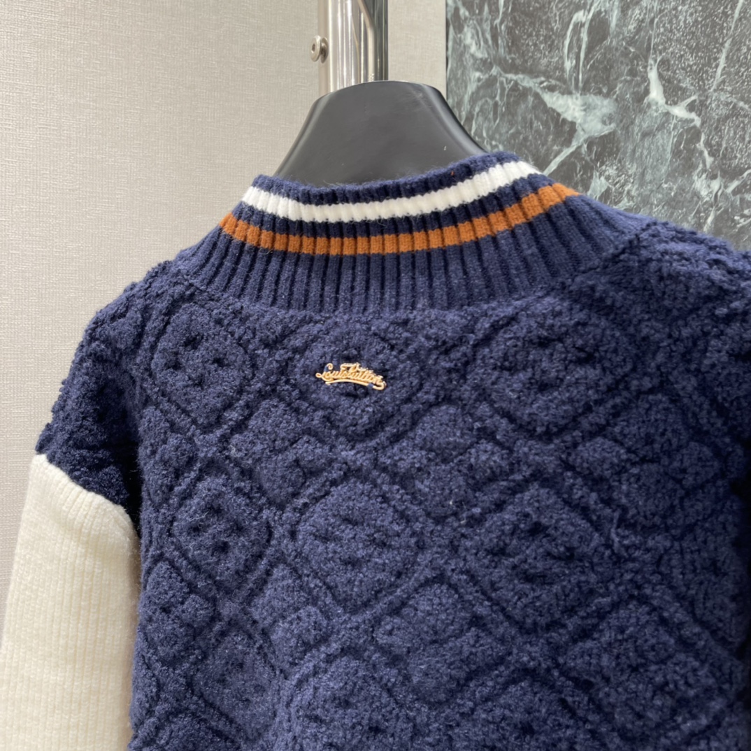 路易 25秋冬新款 提花针织开衫 撞色拼接 学院风满满 秋冬穿超舒服 棒球领+撞色条纹 细节有LV标志，