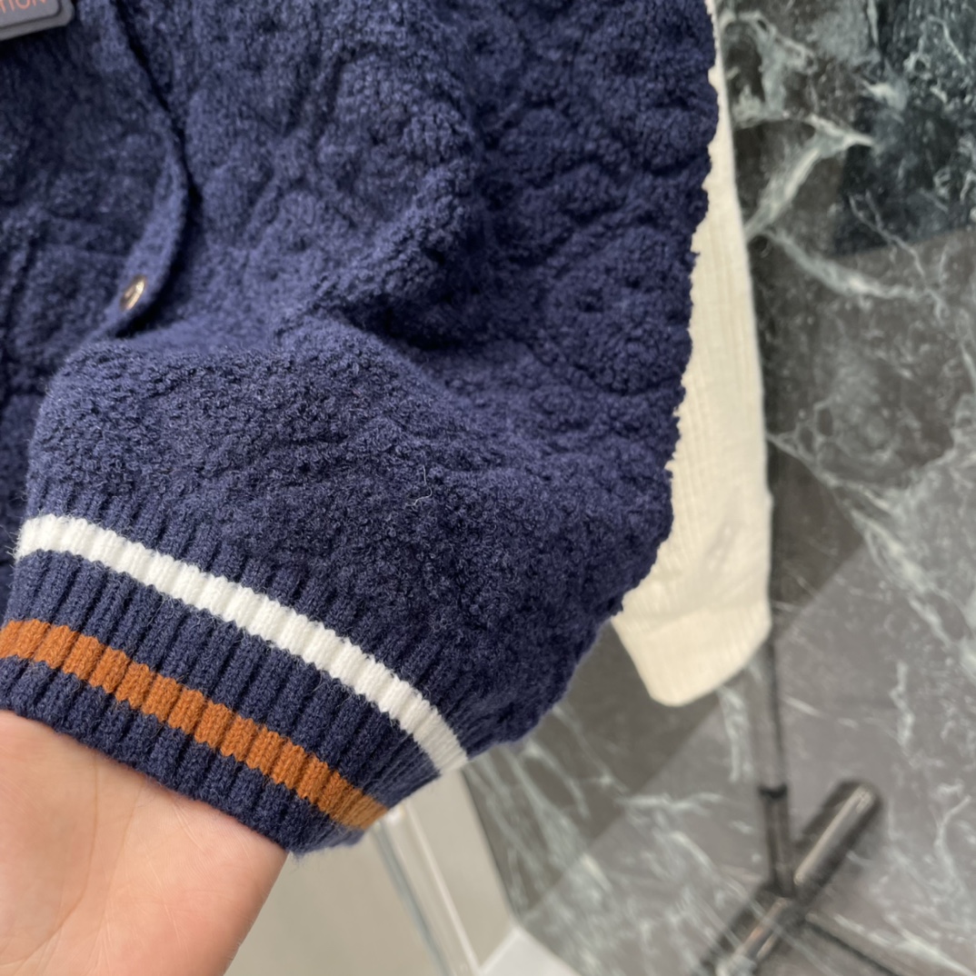 路易 25秋冬新款 提花针织开衫 撞色拼接 学院风满满 秋冬穿超舒服 棒球领+撞色条纹 细节有LV标志，