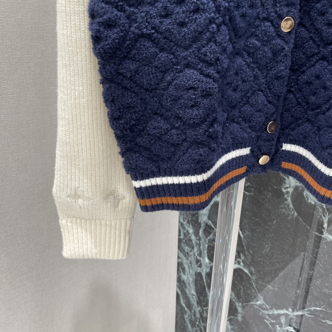 路易 25秋冬新款 提花针织开衫 撞色拼接 学院风满满 秋冬穿超舒服 棒球领+撞色条纹 细节有LV标志，