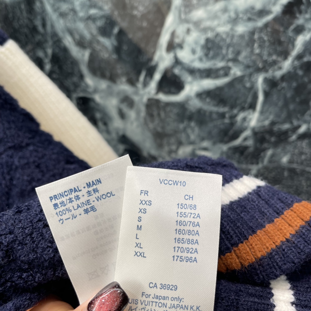 路易 25秋冬新款 提花针织开衫 撞色拼接 学院风满满 秋冬穿超舒服 棒球领+撞色条纹 细节有LV标志，