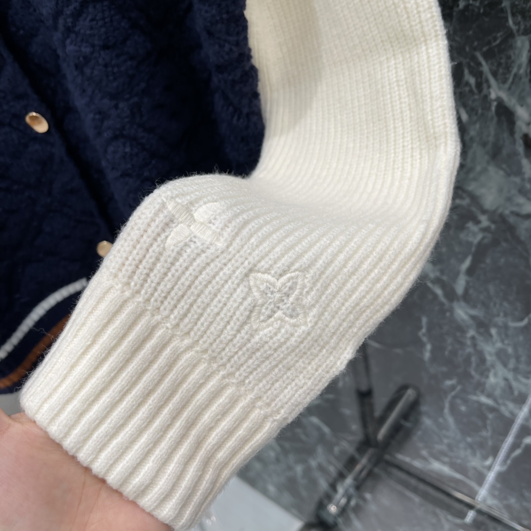 路易 25秋冬新款 提花针织开衫 撞色拼接 学院风满满 秋冬穿超舒服 棒球领+撞色条纹 细节有LV标志，