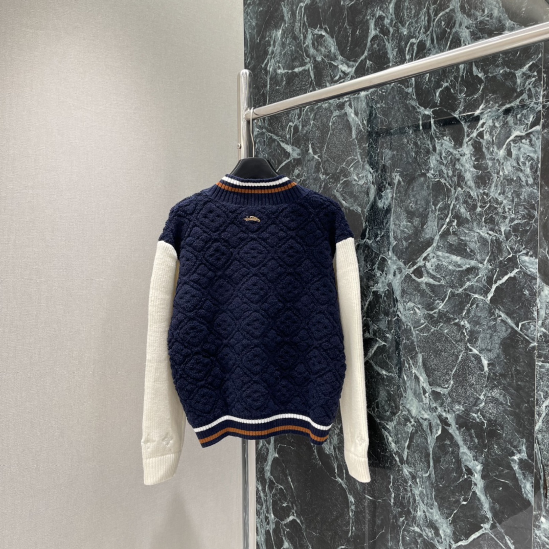 路易 25秋冬新款 提花针织开衫 撞色拼接 学院风满满 秋冬穿超舒服 棒球领+撞色条纹 细节有LV标志，