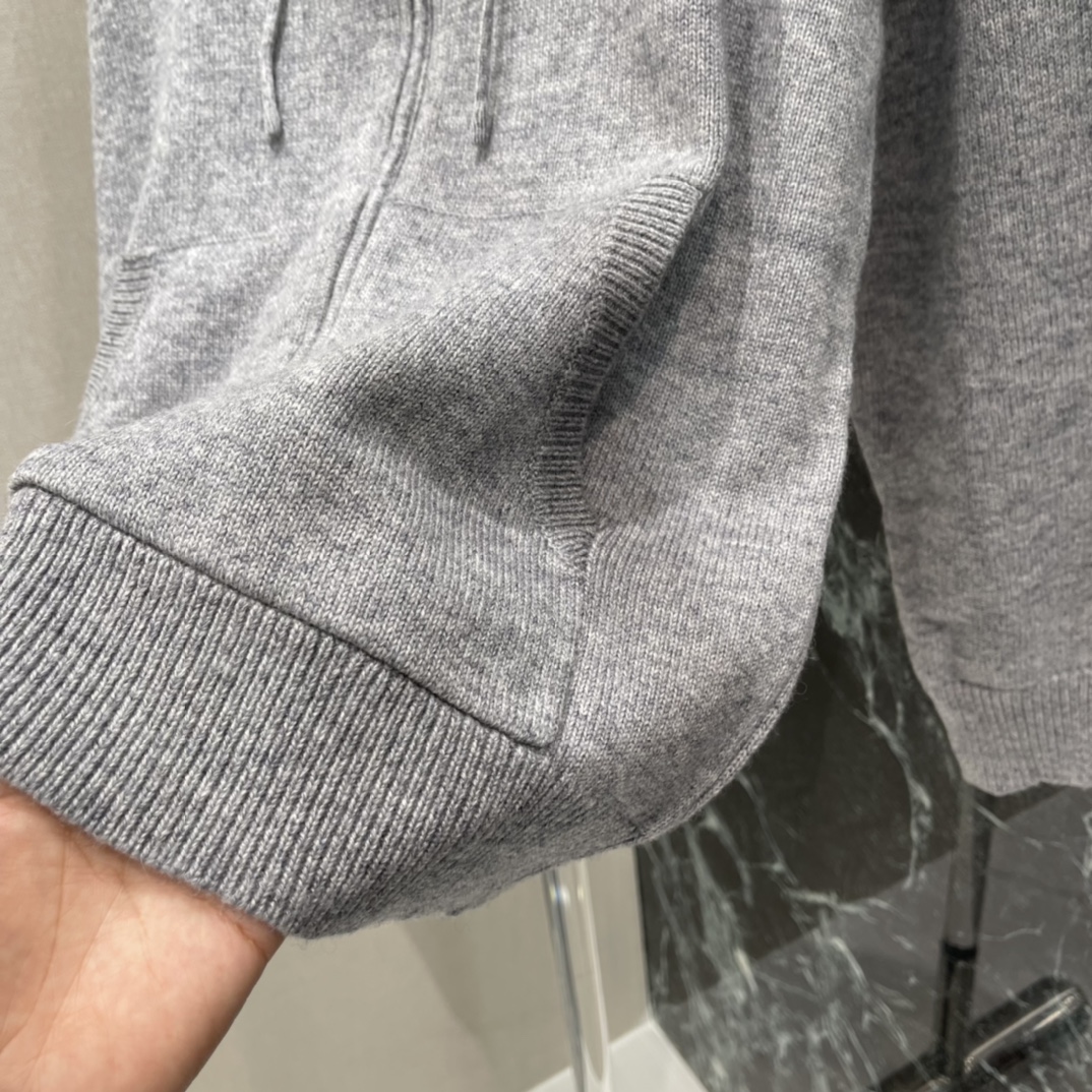 G家 25秋冬新款 拉链连帽开衫 胸前经典字母刺绣Logo 低调又有辨识度计。连帽+拉链设计，实用又时髦