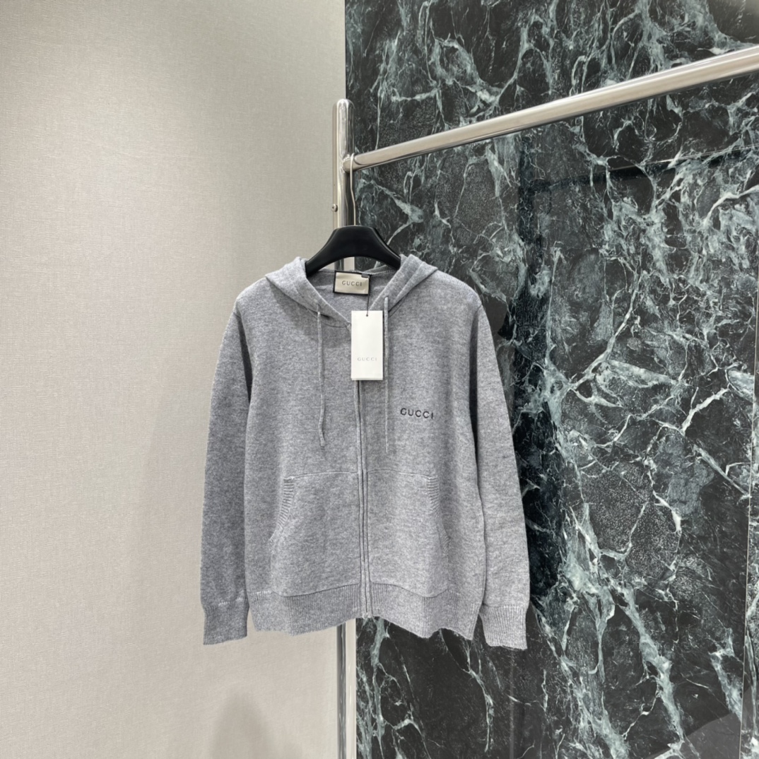 G家 25秋冬新款 拉链连帽开衫 胸前经典字母刺绣Logo 低调又有辨识度计。连帽+拉链设计，实用又时髦