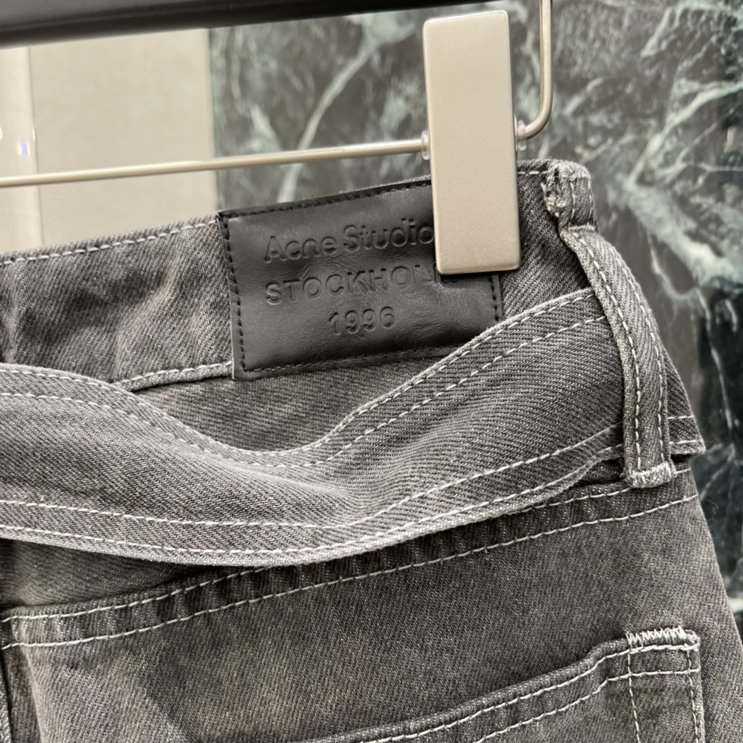 Ac 25秋冬新款 阔腿牛仔裤 复古做旧工艺让裤身自然纹理感满满计。宽松阔腿版型，修饰腿型又舒适，腰部同