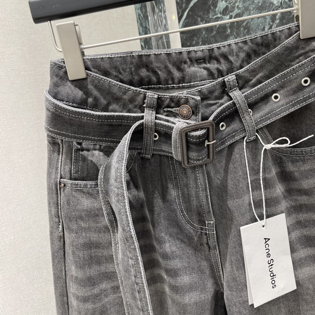 Ac 25秋冬新款 阔腿牛仔裤 复古做旧工艺让裤身自然纹理感满满计。宽松阔腿版型，修饰腿型又舒适，腰部同