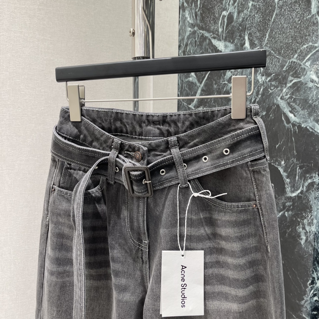 Ac 25秋冬新款 阔腿牛仔裤 复古做旧工艺让裤身自然纹理感满满计。宽松阔腿版型，修饰腿型又舒适，腰部同