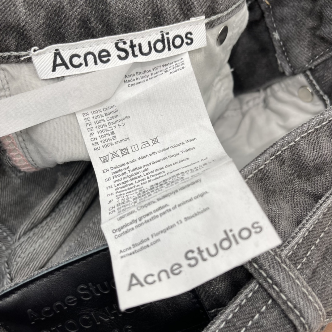 Ac 25秋冬新款 阔腿牛仔裤 复古做旧工艺让裤身自然纹理感满满计。宽松阔腿版型，修饰腿型又舒适，腰部同