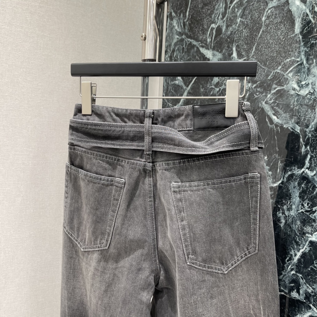 Ac 25秋冬新款 阔腿牛仔裤 复古做旧工艺让裤身自然纹理感满满计。宽松阔腿版型，修饰腿型又舒适，腰部同