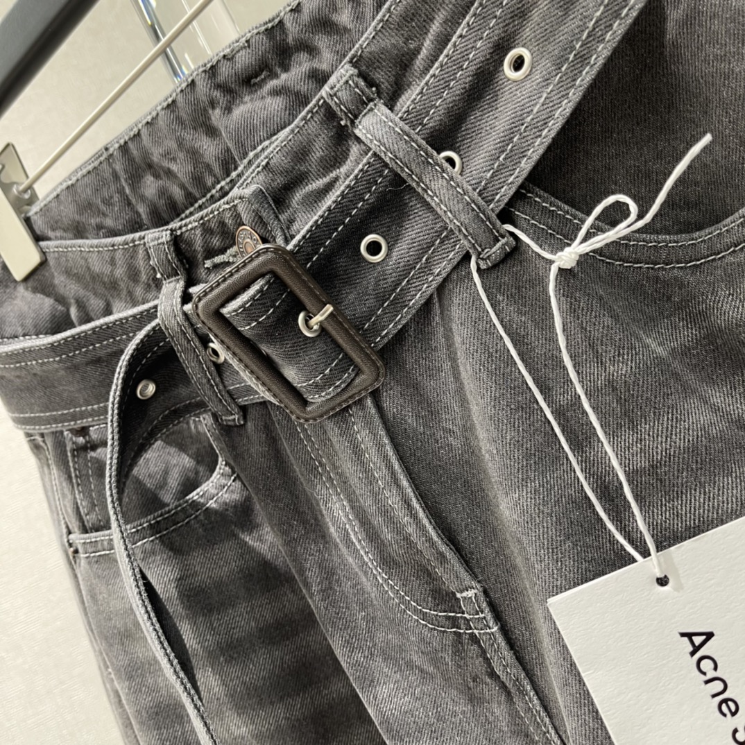Ac 25秋冬新款 阔腿牛仔裤 复古做旧工艺让裤身自然纹理感满满计。宽松阔腿版型，修饰腿型又舒适，腰部同