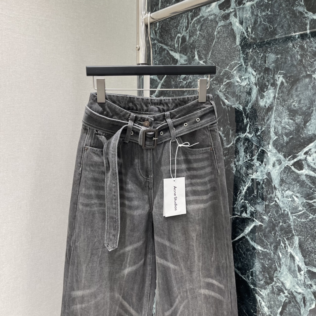 Ac 25秋冬新款 阔腿牛仔裤 复古做旧工艺让裤身自然纹理感满满计。宽松阔腿版型，修饰腿型又舒适，腰部同