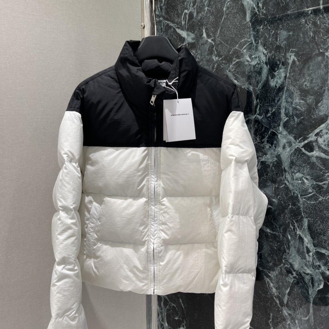 大王 25秋冬新款 拼色羽绒外套 长方压纹设计打破传统羽绒服膨胀感，肩胸拼色+立领剪裁，时髦又实用计。胸