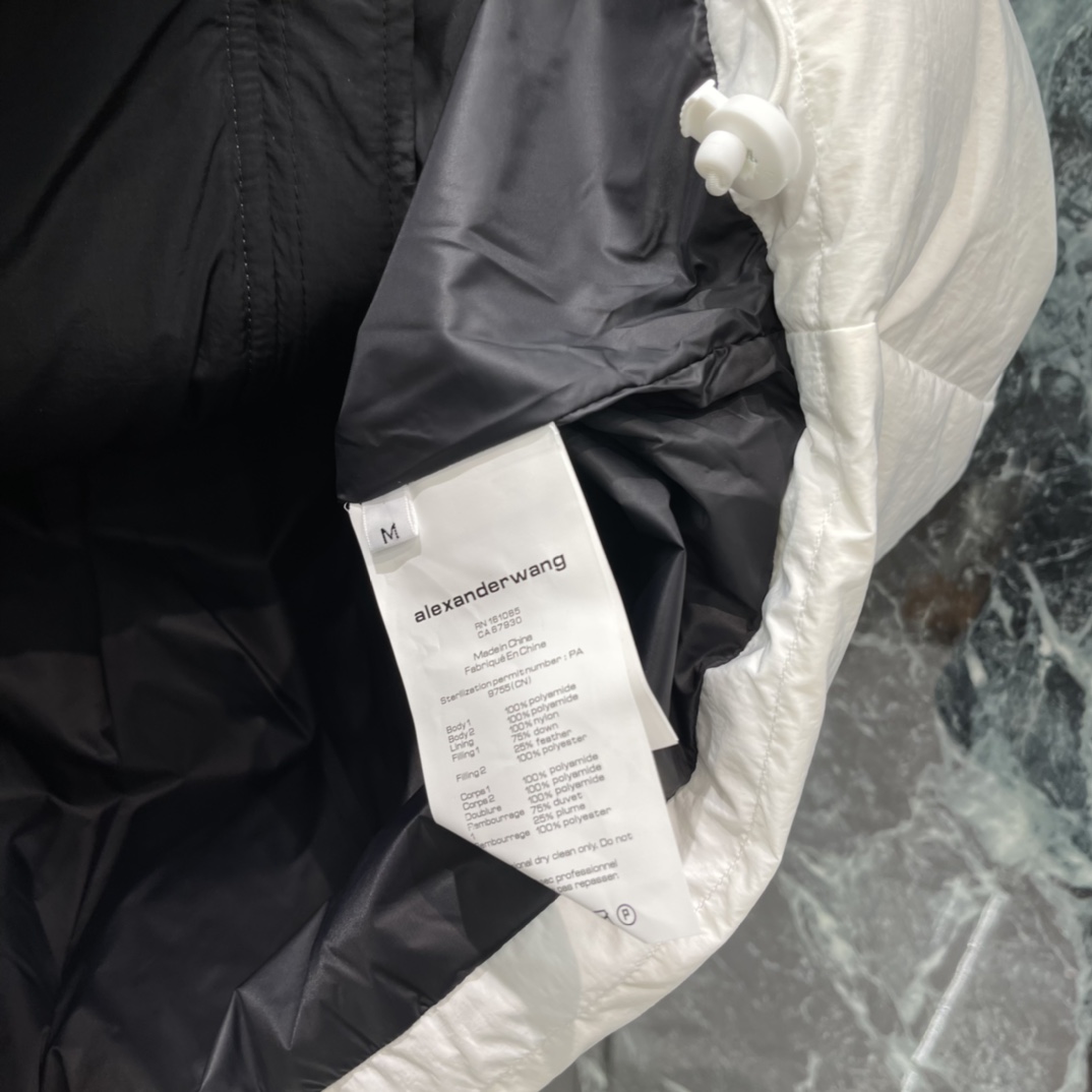 大王 25秋冬新款 拼色羽绒外套 长方压纹设计打破传统羽绒服膨胀感，肩胸拼色+立领剪裁，时髦又实用计。胸