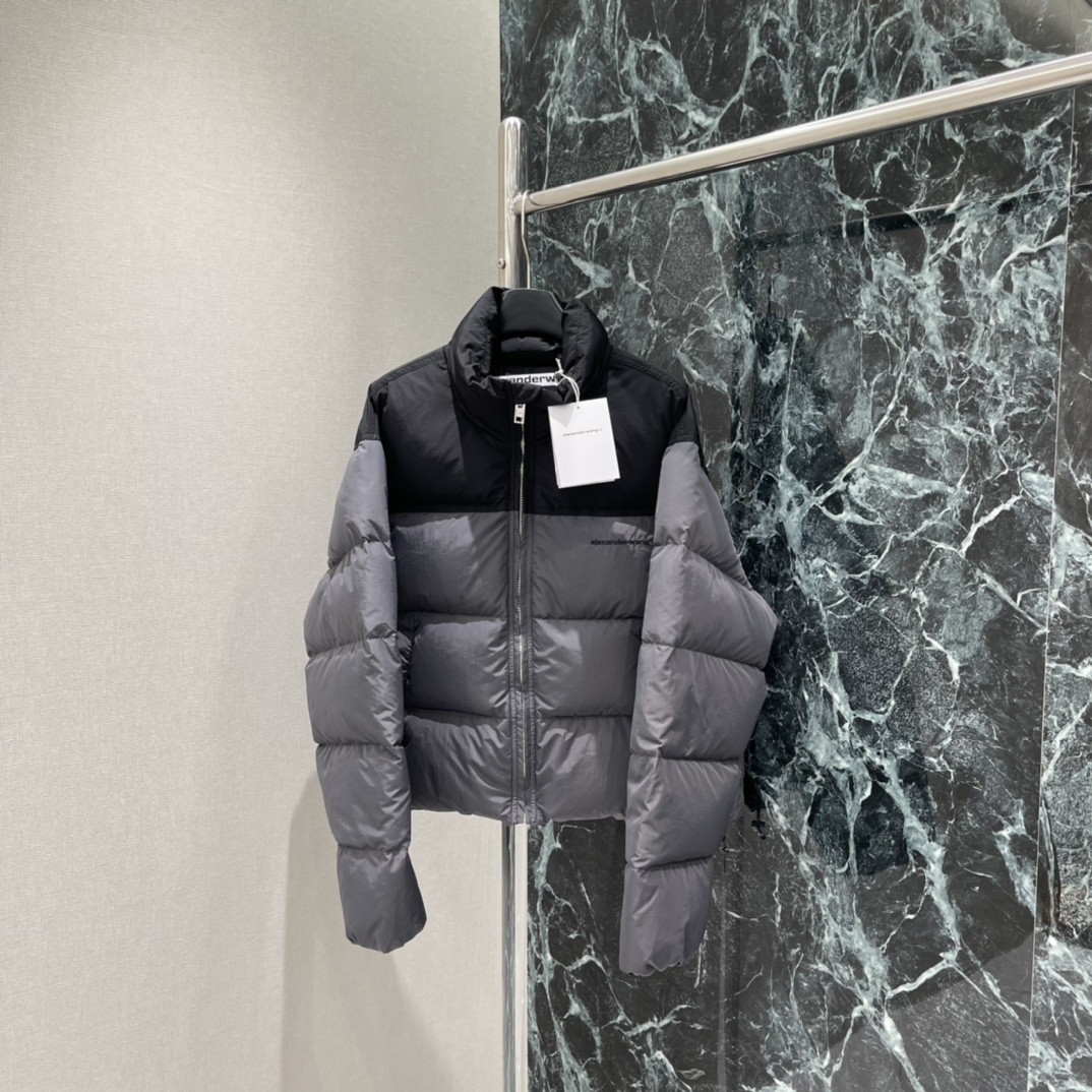 大王 25秋冬新款 拼色羽绒外套 长方压纹设计打破传统羽绒服膨胀感，肩胸拼色+立领剪裁，时髦又实用计。胸