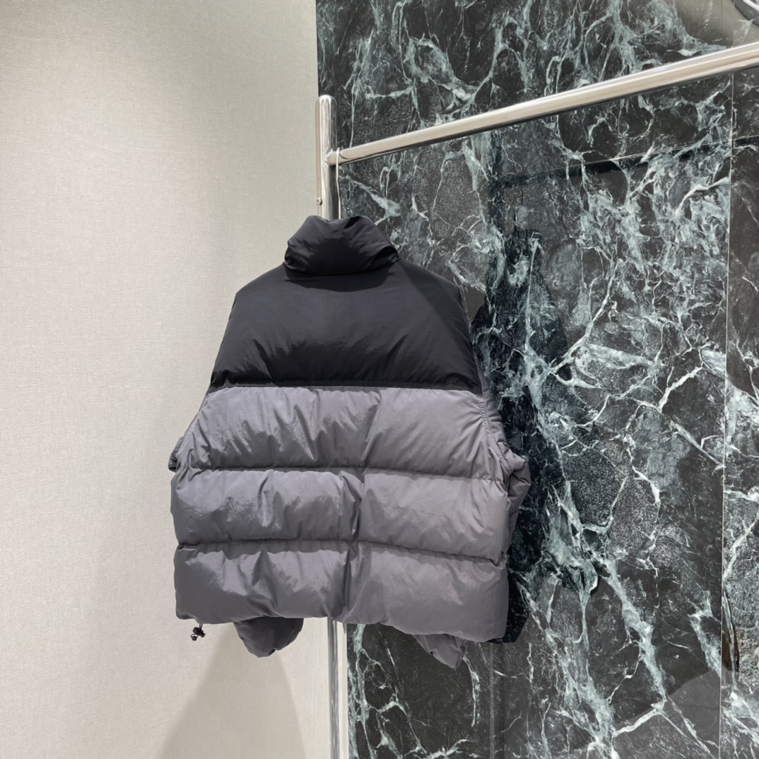 大王 25秋冬新款 拼色羽绒外套 长方压纹设计打破传统羽绒服膨胀感，肩胸拼色+立领剪裁，时髦又实用计。胸