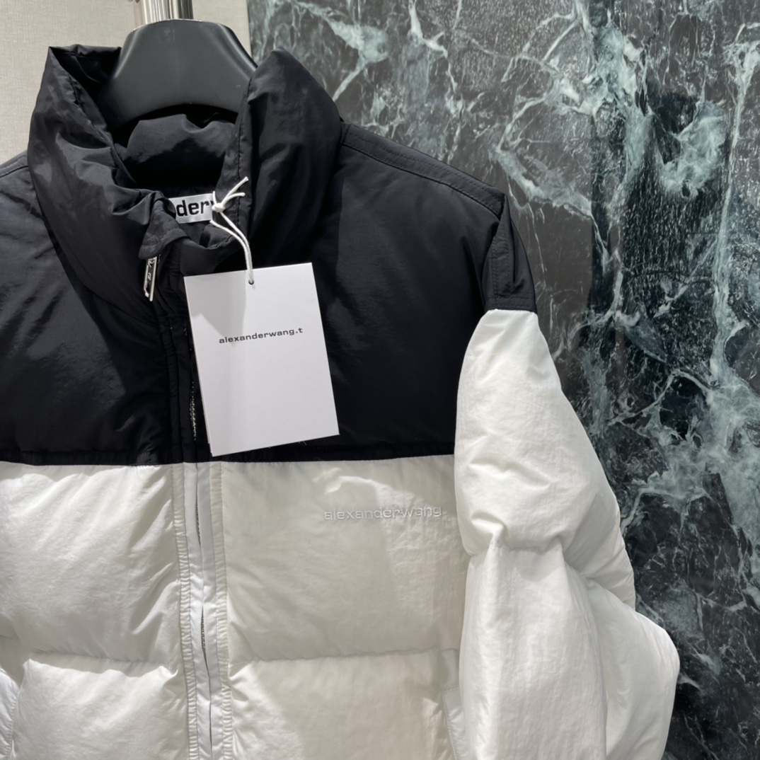 大王 25秋冬新款 拼色羽绒外套 长方压纹设计打破传统羽绒服膨胀感，肩胸拼色+立领剪裁，时髦又实用计。胸