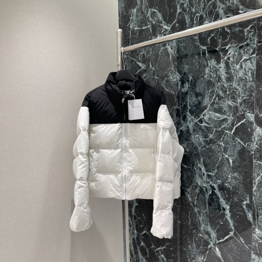 大王 25秋冬新款 拼色羽绒外套 长方压纹设计打破传统羽绒服膨胀感，肩胸拼色+立领剪裁，时髦又实用计。胸