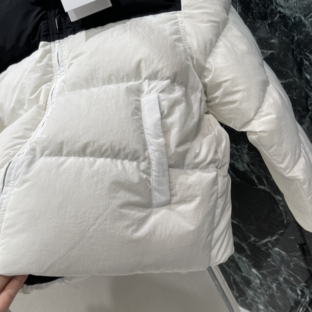 大王 25秋冬新款 拼色羽绒外套 长方压纹设计打破传统羽绒服膨胀感，肩胸拼色+立领剪裁，时髦又实用计。胸