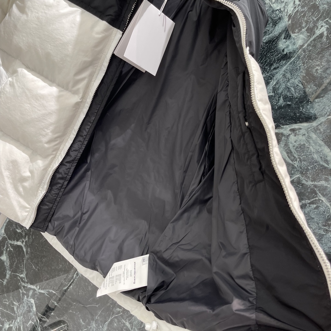 大王 25秋冬新款 拼色羽绒外套 长方压纹设计打破传统羽绒服膨胀感，肩胸拼色+立领剪裁，时髦又实用计。胸