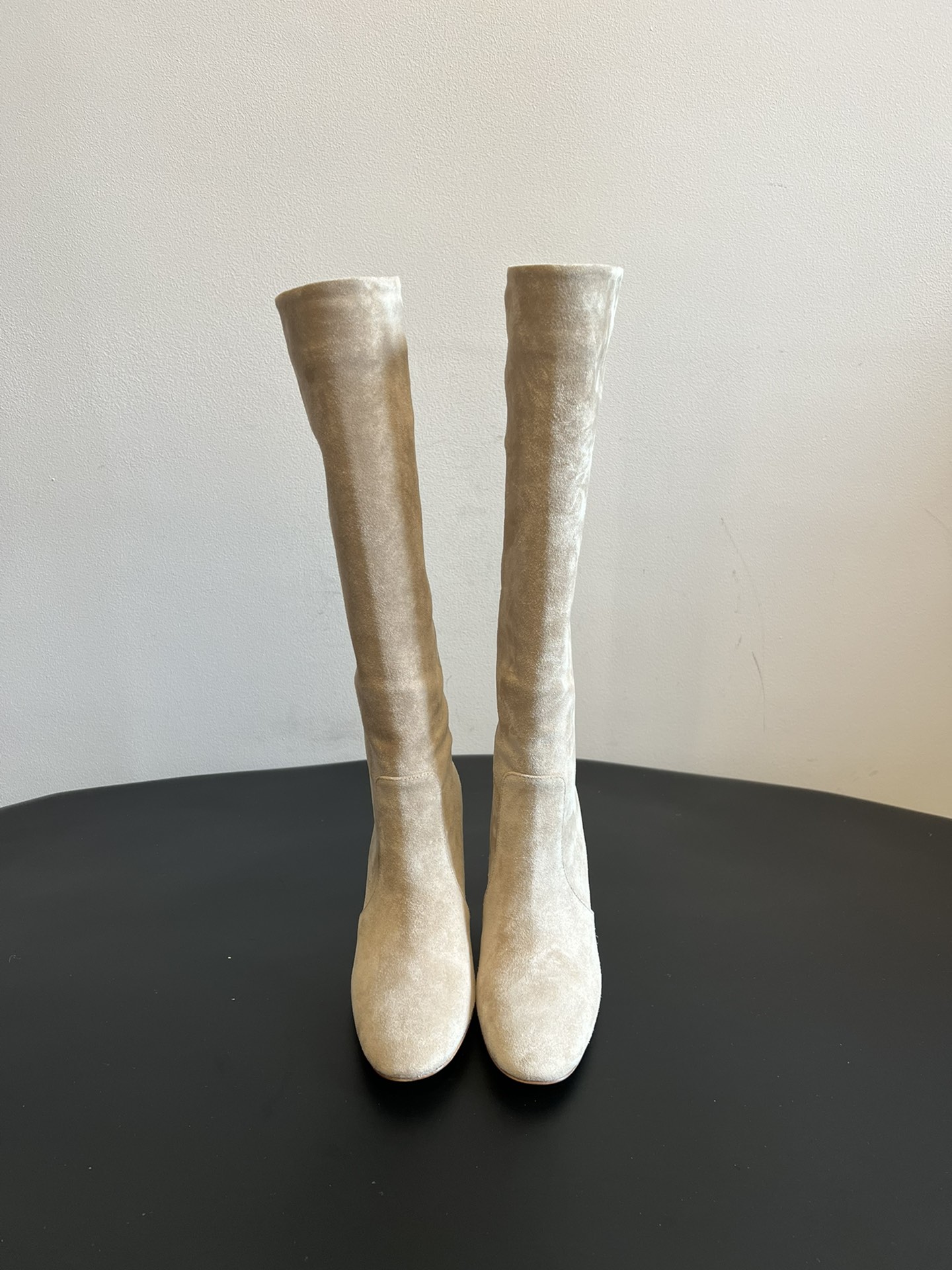 NO:577831,Gianvito Ross* retro suede high-heeled stack boots are made of suede material, with a fine texture and a high-end matte effect, and the suede of different colors is very textured both visually and tactilely. The high-heeled boots have a higher shaft, which can well modify the leg lines; the heel is designed with a thick heel, which combines stability and fashion, which not only enhances the aura but also ensures walking comfort.  The toe is designed with a square toe, which is simple and elegant, in line with the current fashion trend, and can also accommodate different foot types; the overall design is simple and neat, without too many complicated decorations, highlighting the classic and elegant style, and is easy to match with various clothing, whether it is a skirt or trousers, it can show a good fashion taste. The upper is made of calf suede, the inner lining is single-lined, and the outsole is made of genuine leather. The height is increased by 11cm.  Size 35-40 (custom order of 40 cannot be returned or exchanged), boots, boots, skirts, chamois leather, Leather soles19860909Gianvito Ross*复古麂皮高跟堆堆靴 采用绒面革材质,质感细腻,呈现出高级的哑光效果,且不同颜色的绒面革在视觉和触觉上都极具质感.高跟长靴,靴筒较高,能够很好地修饰腿部线条；鞋跟为粗跟设计,兼具稳定性与时尚感,提升气场的同时也保证了行走的舒适度. 鞋头为方头设计,简约大气,符合当下的时尚潮流,同时也能容纳不同脚型；整体设计简约利落,没有过多繁杂的装饰,凸显出经典与优雅的风格,易于搭配各种服饰,无论是裙装还是裤装都能展现出不俗的时尚品味. 鞋面胎牛反绒 内里单里 大底真皮大底注塑 增高11cm Size35-40码（40订做不退换）,靴子,boots,skirts,chamois leather,Leather soles,Women's Shoes