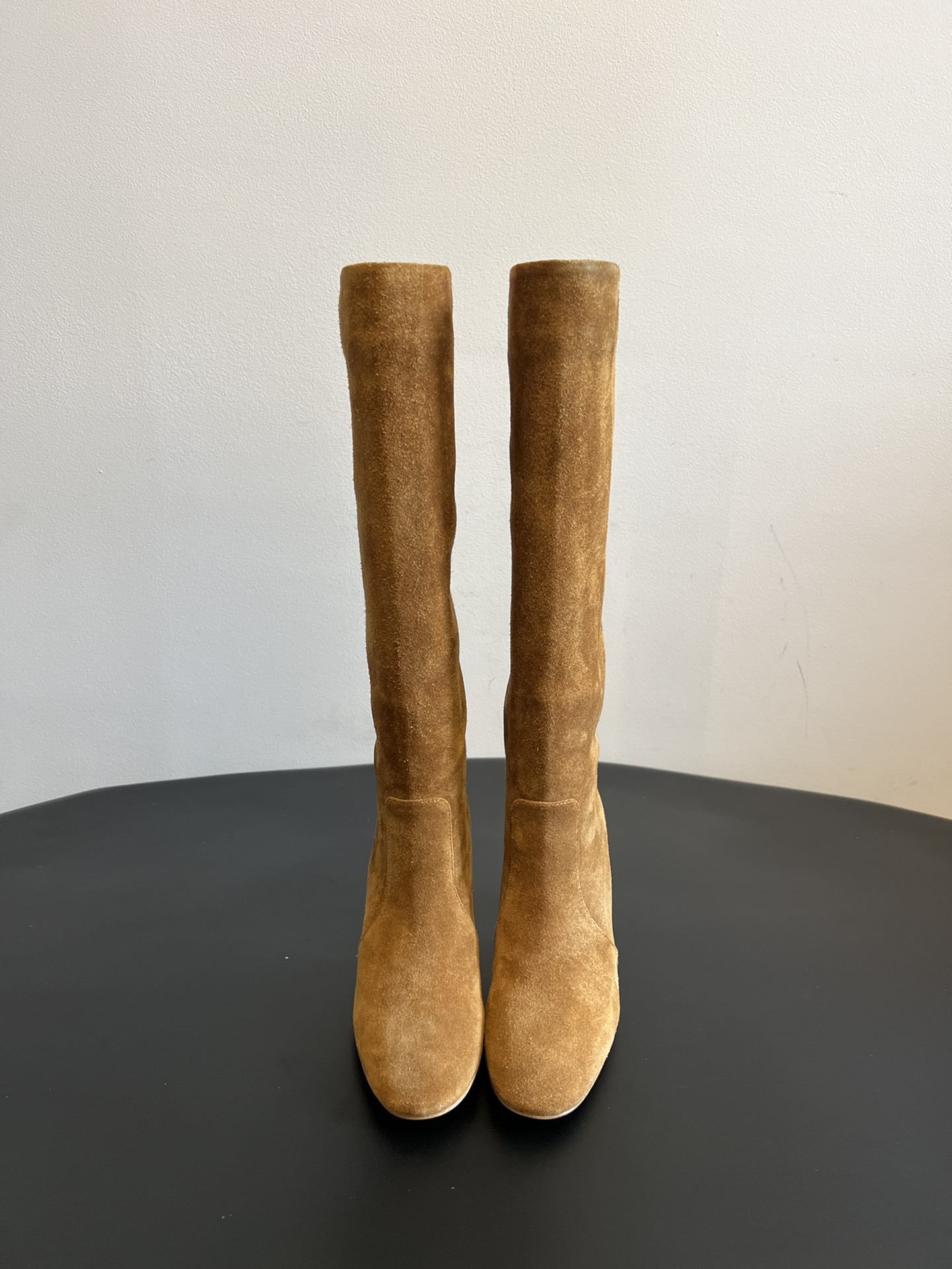 NO:577837,Gianvito Ross* retro suede high-heeled stack boots are made of suede material, with a fine texture and a high-end matte effect, and the suede of different colors is very textured both visually and tactilely. The high-heeled boots have a higher shaft, which can well modify the leg lines; the heel is designed with a thick heel, which combines stability and fashion, which not only enhances the aura but also ensures walking comfort.  The toe is designed with a square toe, which is simple and elegant, in line with the current fashion trend, and can also accommodate different foot types; the overall design is simple and neat, without too many complicated decorations, highlighting the classic and elegant style, and is easy to match with various clothing, whether it is a skirt or trousers, it can show a good fashion taste. The upper is made of calf suede, the inner lining is single-lined, and the outsole is made of genuine leather. The height is increased by 11cm.  Size 35-40 (custom order of 40 cannot be returned or exchanged), boots, boots, skirts, chamois leather, Leather soles19860909Gianvito Ross*复古麂皮高跟堆堆靴 采用绒面革材质,质感细腻,呈现出高级的哑光效果,且不同颜色的绒面革在视觉和触觉上都极具质感.高跟长靴,靴筒较高,能够很好地修饰腿部线条；鞋跟为粗跟设计,兼具稳定性与时尚感,提升气场的同时也保证了行走的舒适度. 鞋头为方头设计,简约大气,符合当下的时尚潮流,同时也能容纳不同脚型；整体设计简约利落,没有过多繁杂的装饰,凸显出经典与优雅的风格,易于搭配各种服饰,无论是裙装还是裤装都能展现出不俗的时尚品味. 鞋面胎牛反绒 内里单里 大底真皮大底注塑 增高11cm Size35-40码（40订做不退换）,靴子,boots,skirts,chamois leather,Leather soles,Women's Shoes