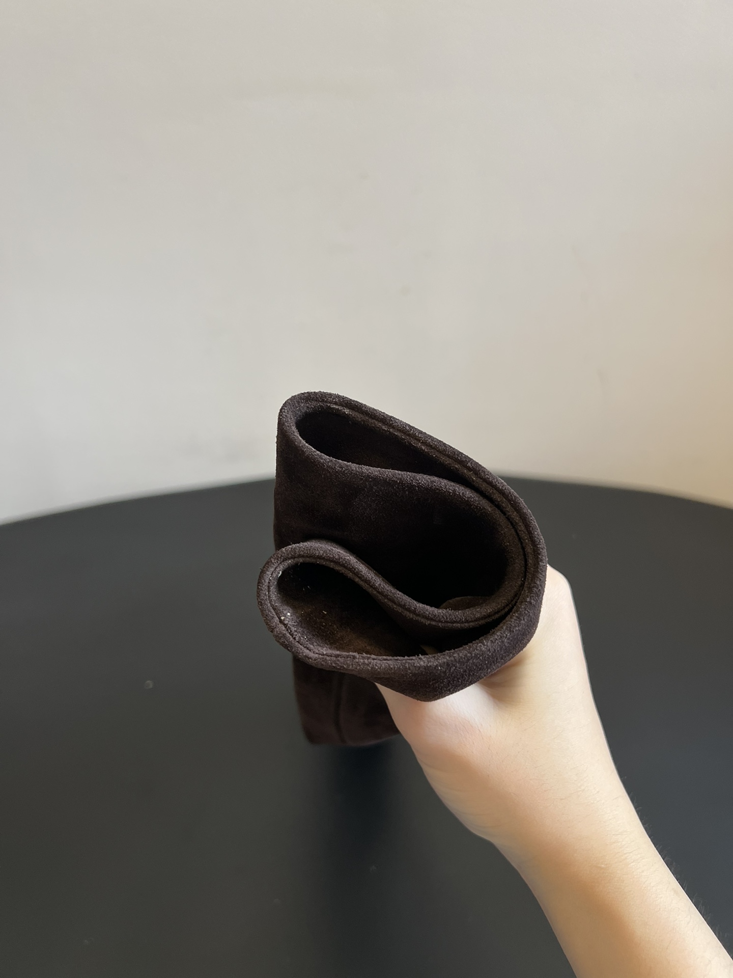 NO:577849,Gianvito Ross* retro suede high-heeled stack boots are made of suede material, with a fine texture and a high-end matte effect, and the suede of different colors is very textured both visually and tactilely. The high-heeled boots have a higher shaft, which can well modify the leg lines; the heel is designed with a thick heel, which combines stability and fashion, which not only enhances the aura but also ensures walking comfort.  The toe is designed with a square toe, which is simple and elegant, in line with the current fashion trend, and can also accommodate different foot types; the overall design is simple and neat, without too many complicated decorations, highlighting the classic and elegant style, and is easy to match with various clothing, whether it is a skirt or trousers, it can show a good fashion taste. The upper is made of calf suede, the inner lining is single-lined, and the outsole is made of genuine leather. The height is increased by 11cm.  Size 35-40 (custom order of 40 cannot be returned or exchanged), boots, boots, skirts, chamois leather, Leather soles19860909Gianvito Ross*复古麂皮高跟堆堆靴 采用绒面革材质,质感细腻,呈现出高级的哑光效果,且不同颜色的绒面革在视觉和触觉上都极具质感.高跟长靴,靴筒较高,能够很好地修饰腿部线条；鞋跟为粗跟设计,兼具稳定性与时尚感,提升气场的同时也保证了行走的舒适度. 鞋头为方头设计,简约大气,符合当下的时尚潮流,同时也能容纳不同脚型；整体设计简约利落,没有过多繁杂的装饰,凸显出经典与优雅的风格,易于搭配各种服饰,无论是裙装还是裤装都能展现出不俗的时尚品味. 鞋面胎牛反绒 内里单里 大底真皮大底注塑 增高11cm Size35-40码（40订做不退换）,靴子,boots,skirts,chamois leather,Leather soles,Women's Shoes