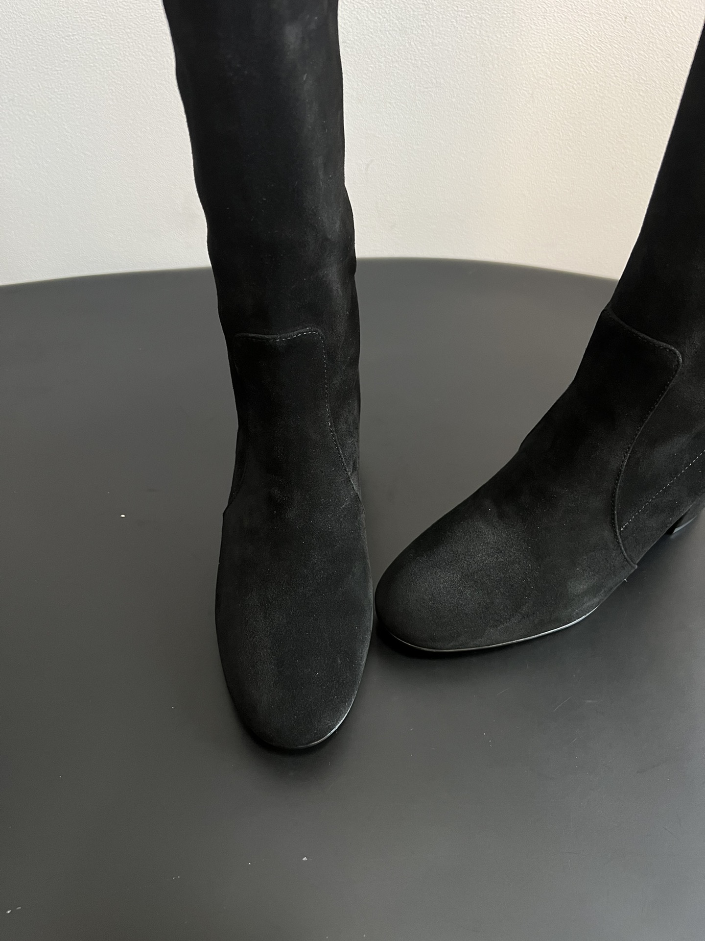 Gianvito Ross*复古麂皮低粗跟堆堆靴采用绒面革材质，质感细腻，呈现出高级的哑光效果，且不同颜