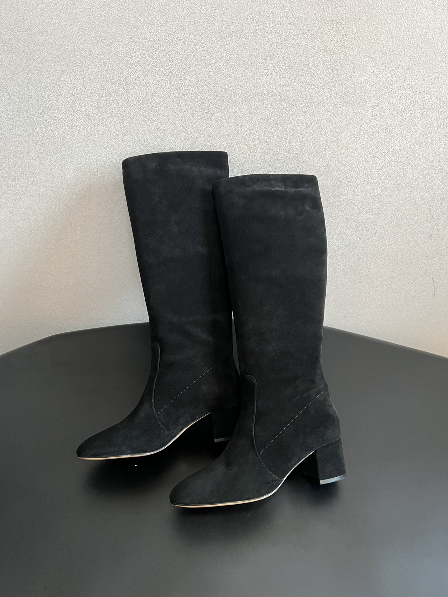 Gianvito Ross*复古麂皮低粗跟堆堆靴采用绒面革材质，质感细腻，呈现出高级的哑光效果，且不同颜